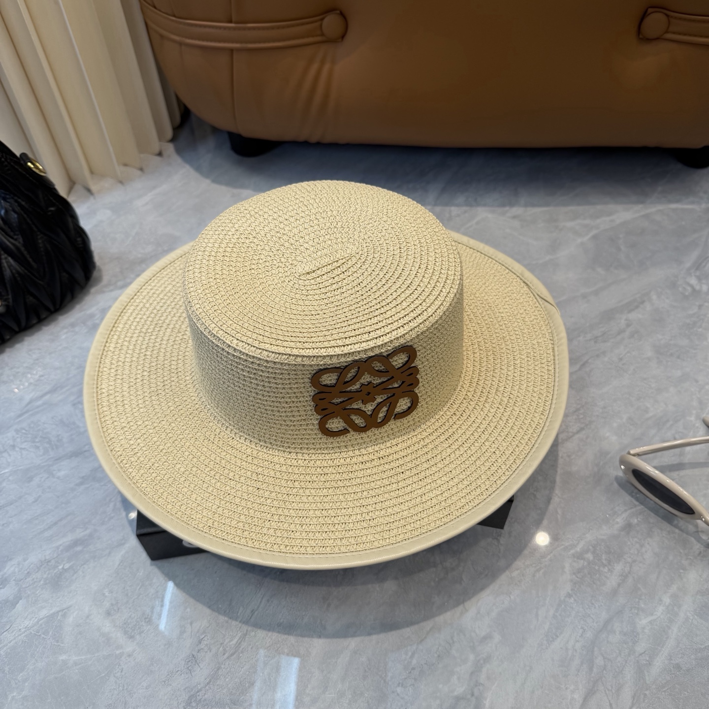 Loewe Loewe/罗意威 春夏日宽檐休闲平顶草帽 度假logo 一顶 有品位的草帽了~出街首选 帽型超美腻夏天沙滩度假者或日常防晒