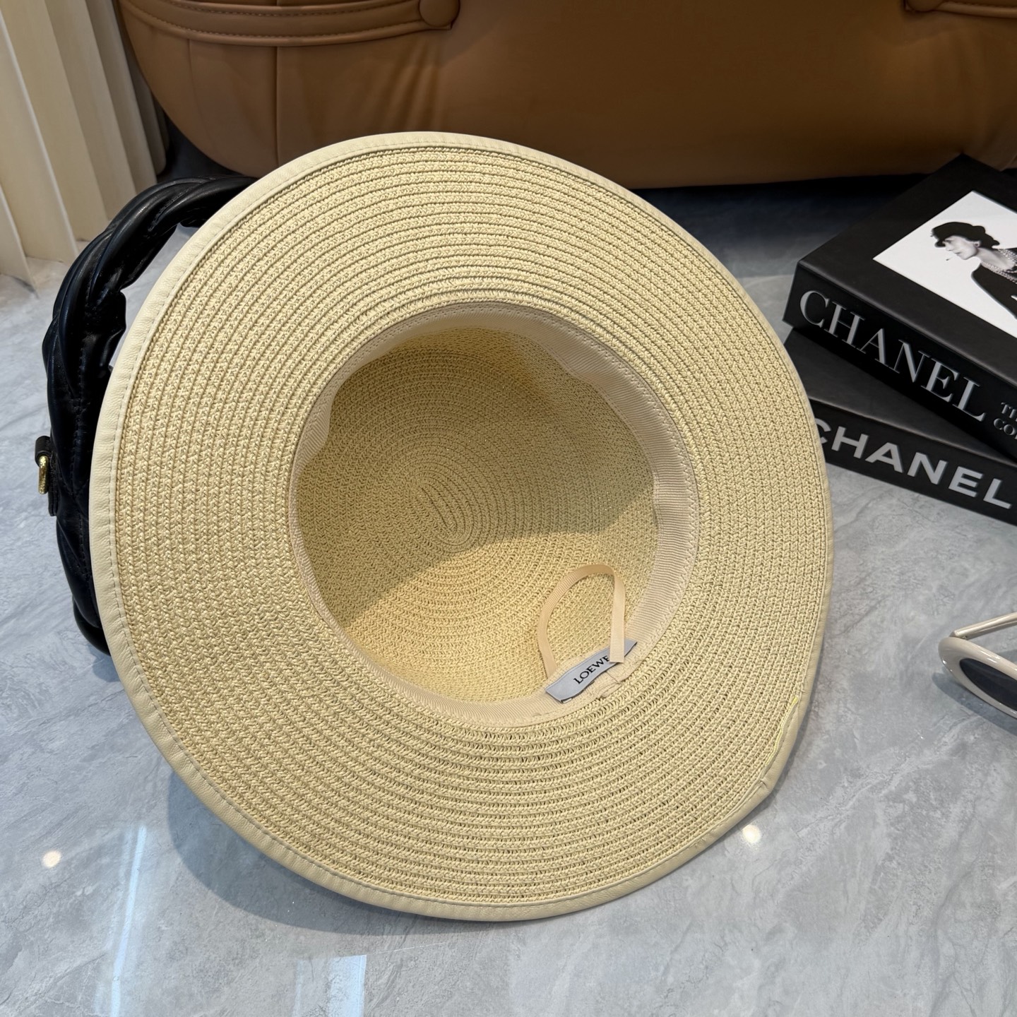 Loewe Loewe/罗意威 春夏日宽檐休闲平顶草帽 度假logo 一顶 有品位的草帽了~出街首选 帽型超美腻夏天沙滩度假者或日常防晒