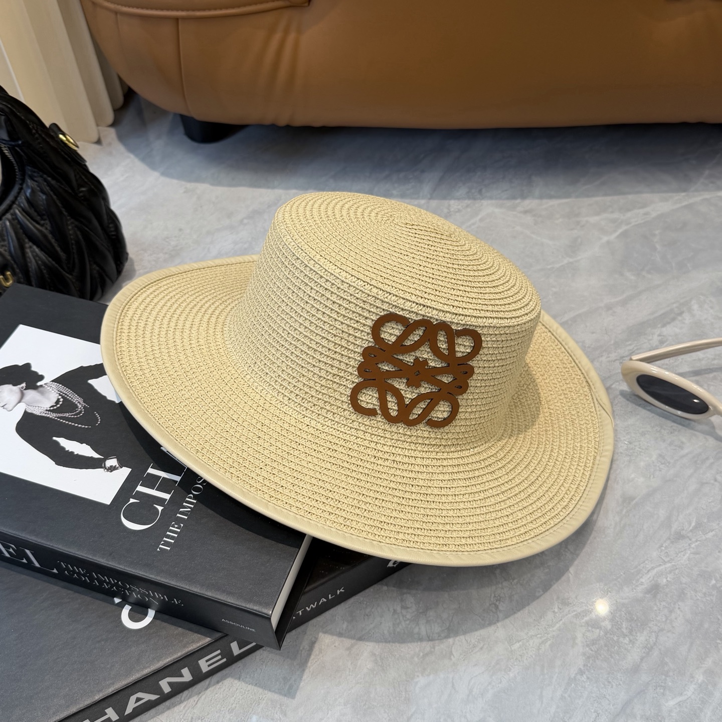 Loewe/罗意威 春夏日宽檐休闲平顶草帽 度假logo 一顶超级有品位的草帽了~出街首选！帽型超美腻夏天沙滩度假者或日