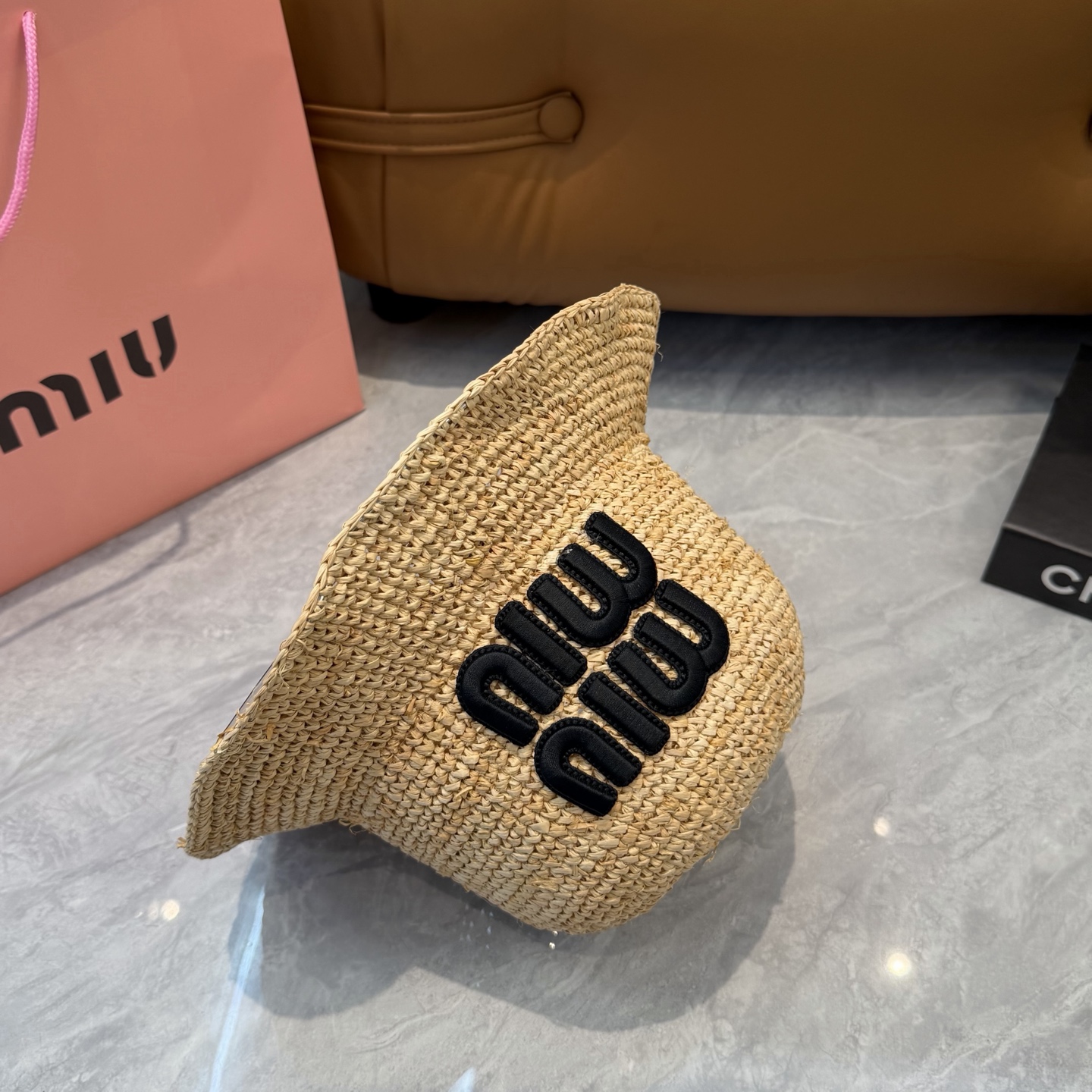Pmiumiu缪缪 春夏日休闲草帽 度假logo 进口顶级拉菲编织草帽子。  进口纸草草帽 盆帽设计很修饰脸型分分钟变小