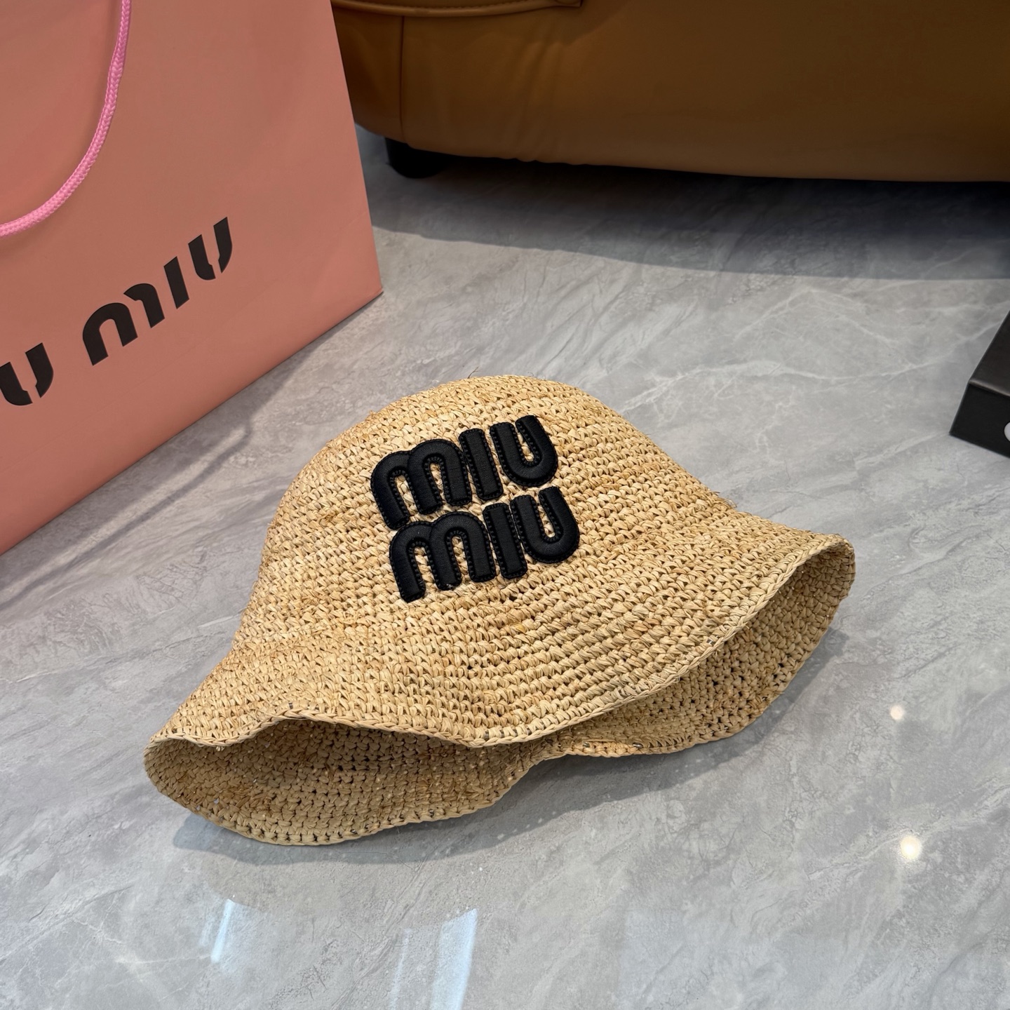 Pmiumiu缪缪 春夏日休闲草帽 度假logo 进口顶级拉菲编织草帽子。  进口纸草草帽 盆帽设计很修饰脸型分分钟变小