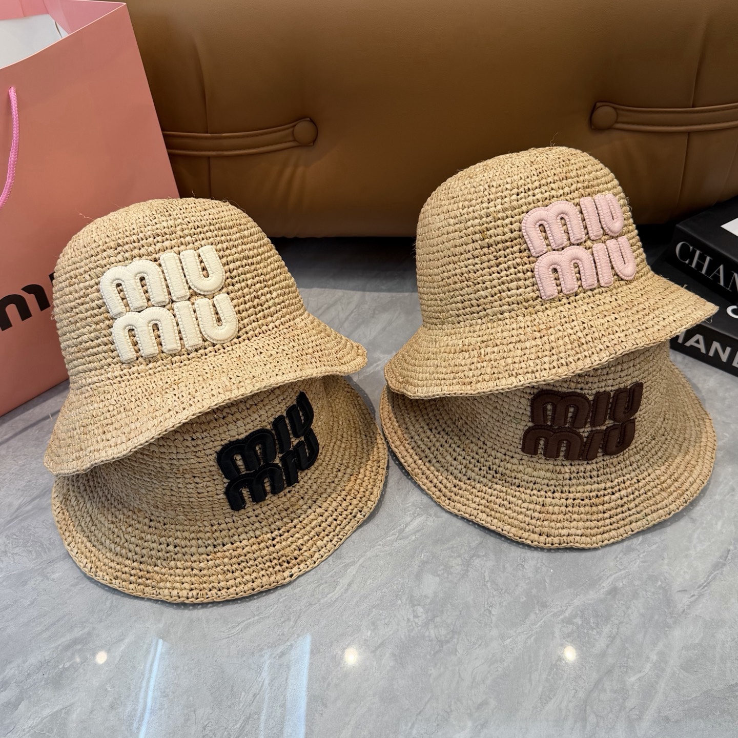 Pmiumiu缪缪 春夏日休闲草帽 度假logo 进口顶级拉菲编织草帽子。  进口纸草草帽 盆帽设计很修饰脸型分分钟变小