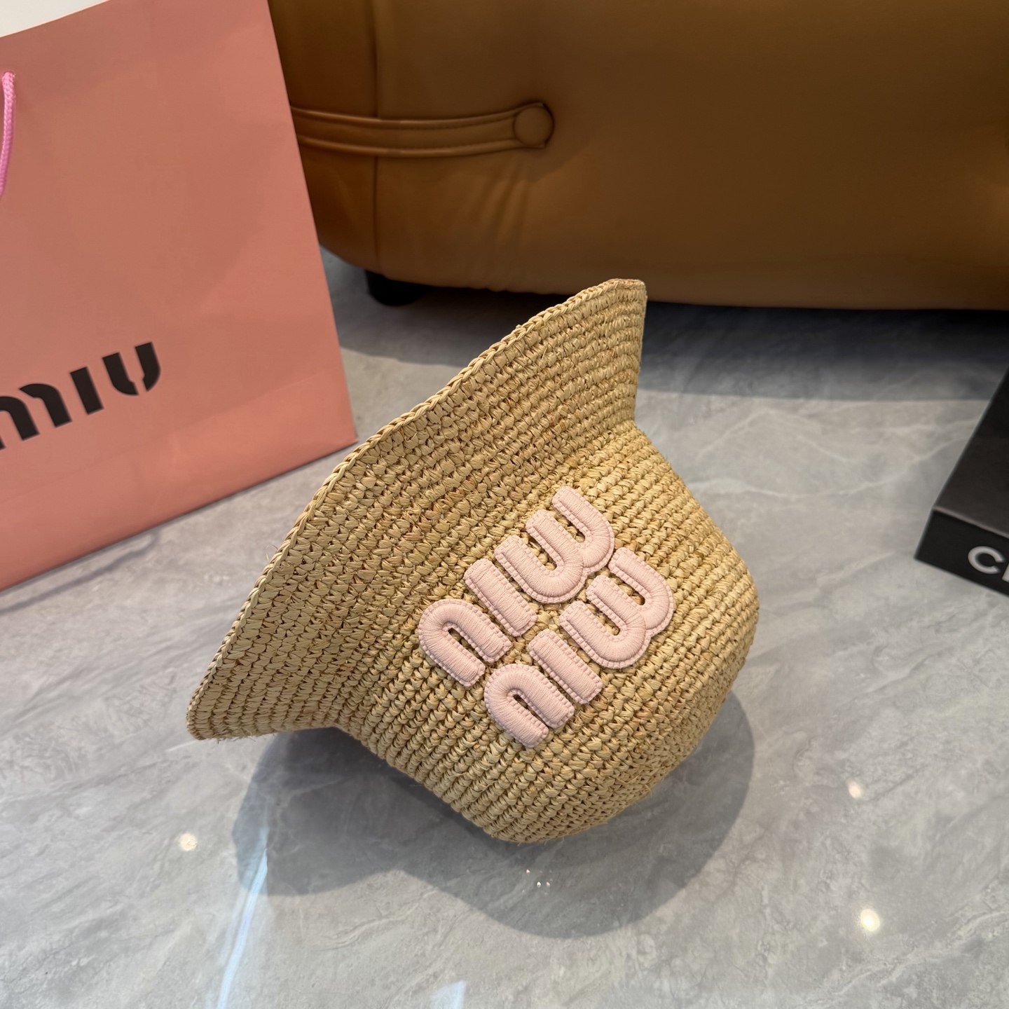 Pmiumiu缪缪 春夏日休闲草帽 度假logo 进口顶级拉菲编织草帽子。  进口纸草草帽 盆帽设计很修饰脸型分分钟变小