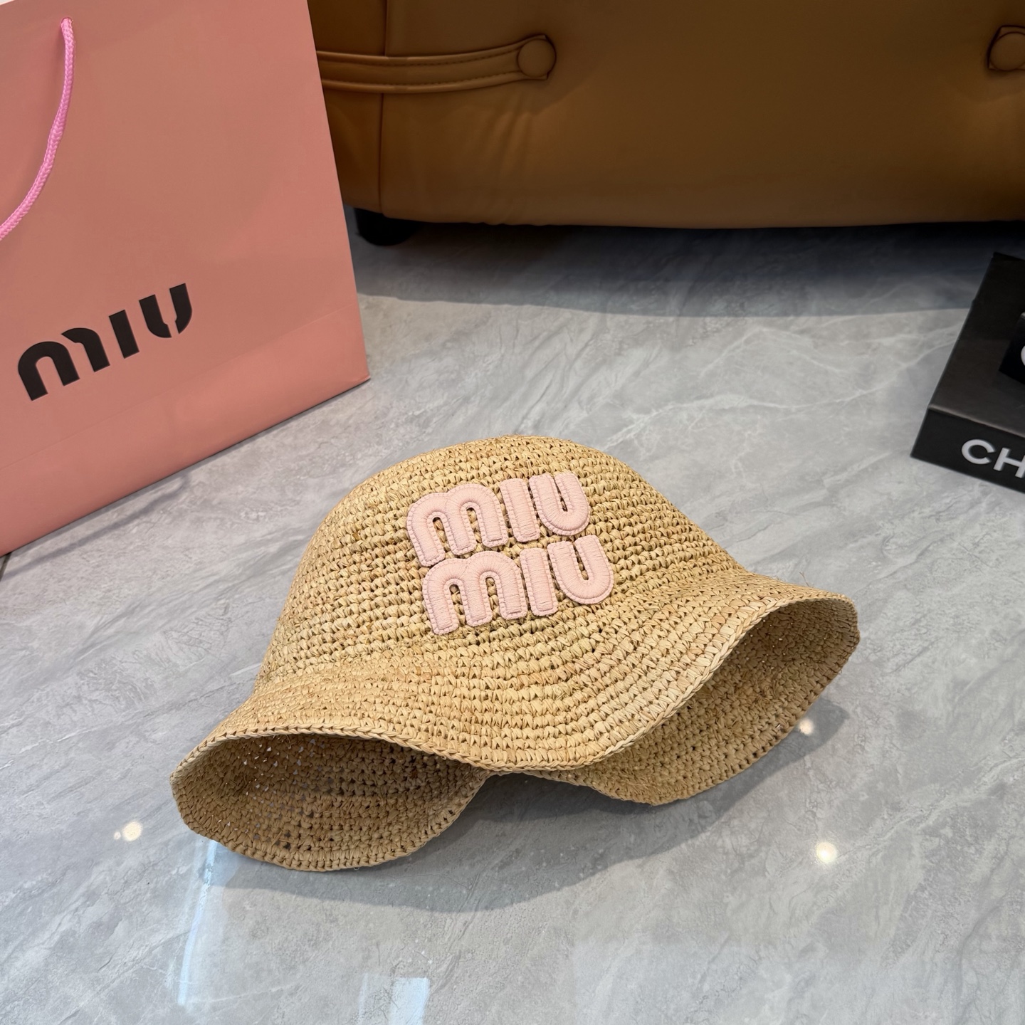 Pmiumiu缪缪 春夏日休闲草帽 度假logo 进口顶级拉菲编织草帽子。  进口纸草草帽 盆帽设计很修饰脸型分分钟变小