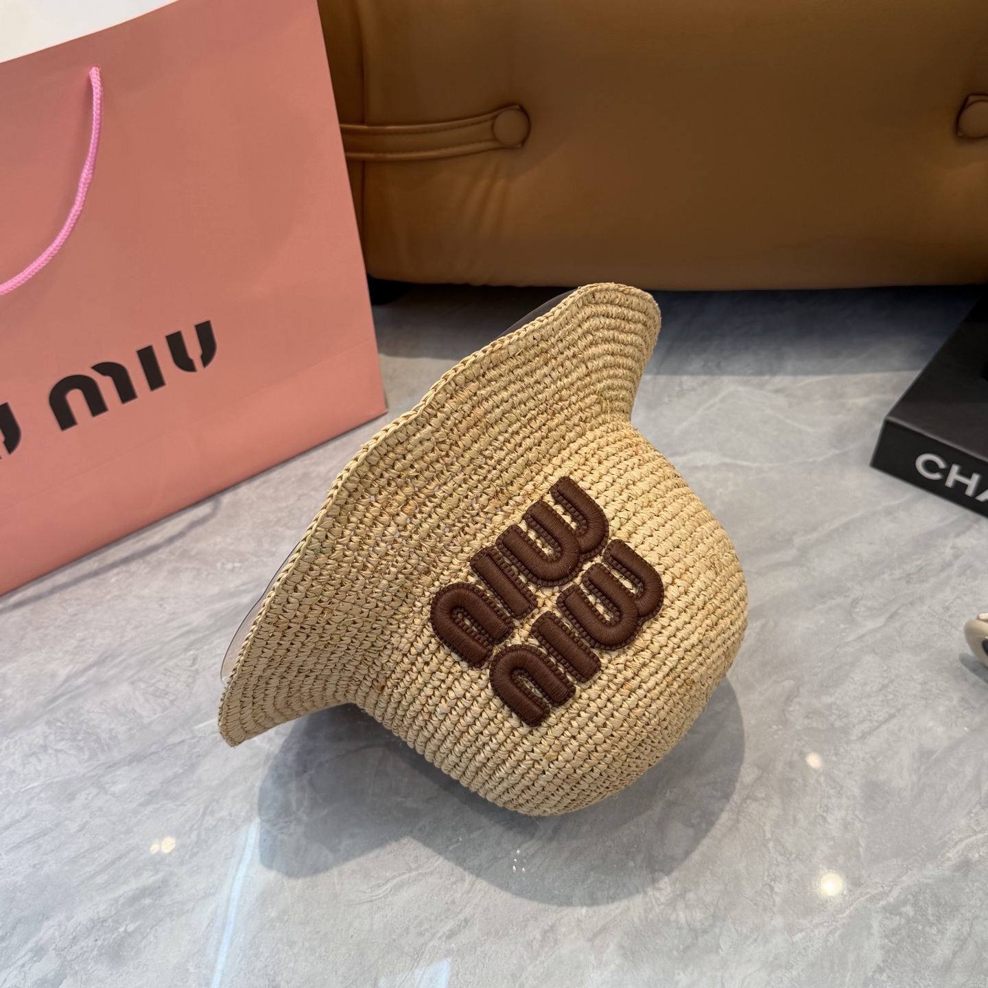 Pmiumiu缪缪 春夏日休闲草帽 度假logo 进口顶级拉菲编织草帽子。  进口纸草草帽 盆帽设计很修饰脸型分分钟变小