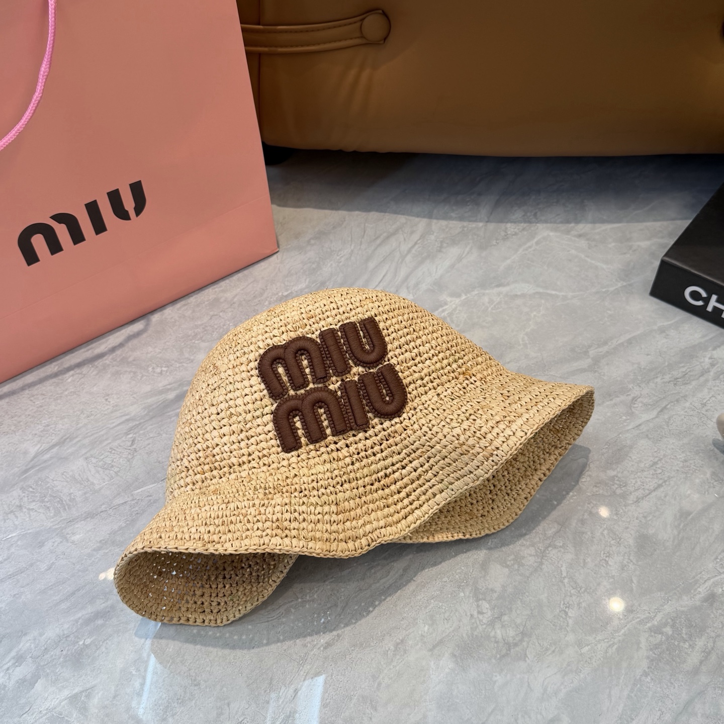 Pmiumiu缪缪 春夏日休闲草帽 度假logo 进口顶级拉菲编织草帽子。  进口纸草草帽 盆帽设计很修饰脸型分分钟变小