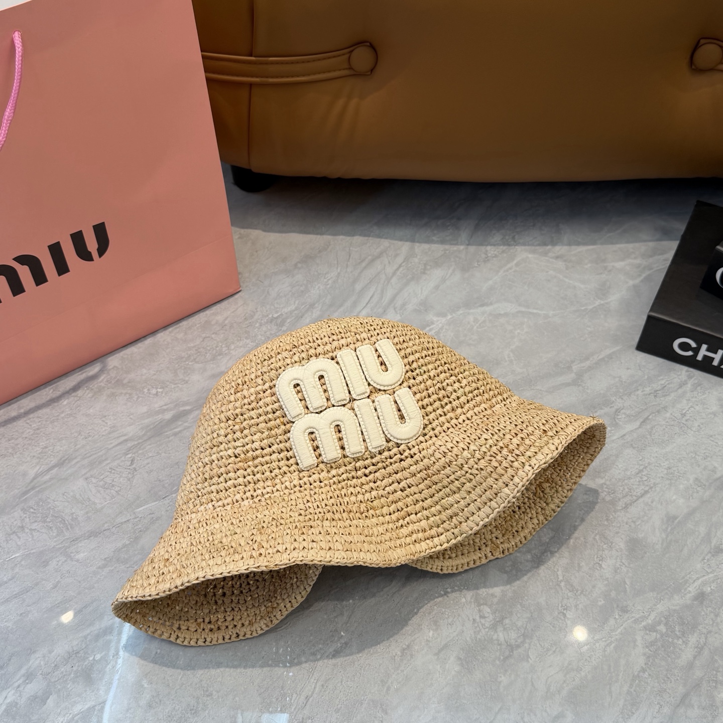 Pmiumiu缪缪 春夏日休闲草帽 度假logo 进口顶级拉菲编织草帽子。  进口纸草草帽 盆帽设计很修饰脸型分分钟变小