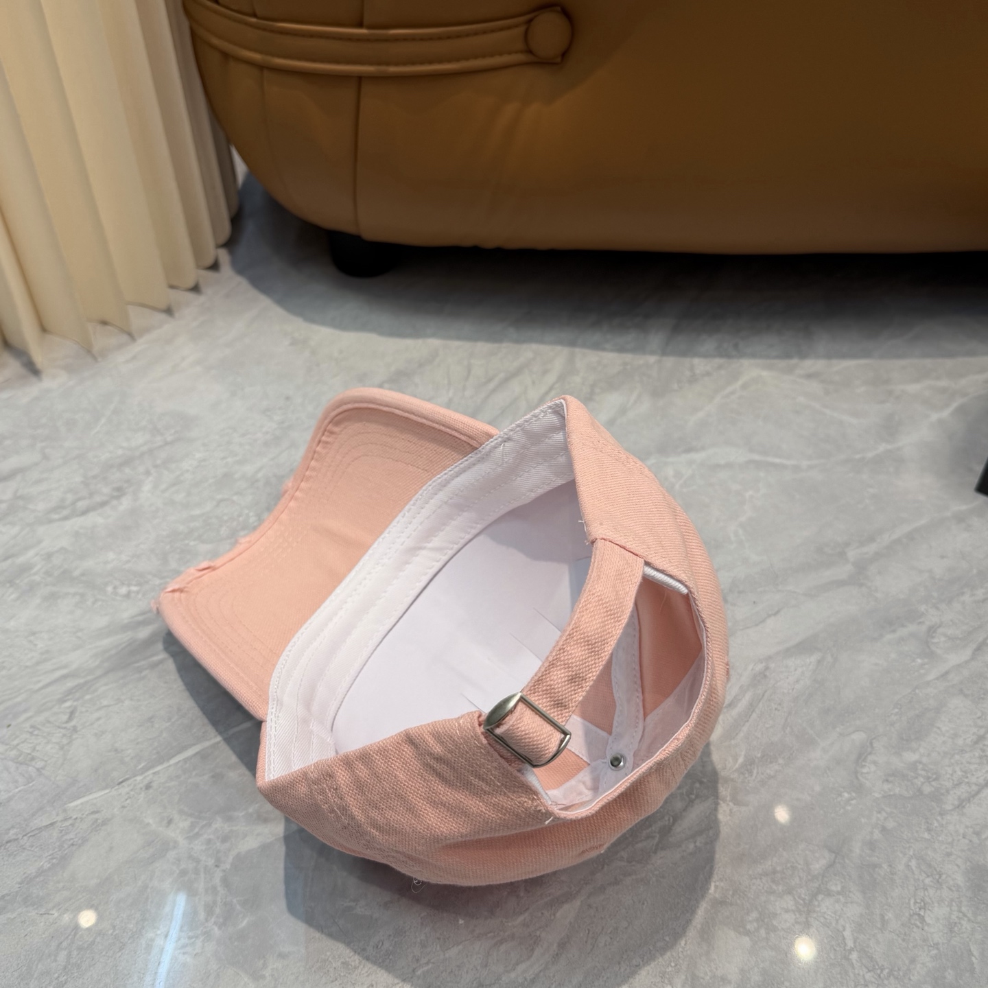 Loewe 罗意威 LOEWE新款原标设计棒球帽，外部线条定位标准，做工精细，简约 低价走量
