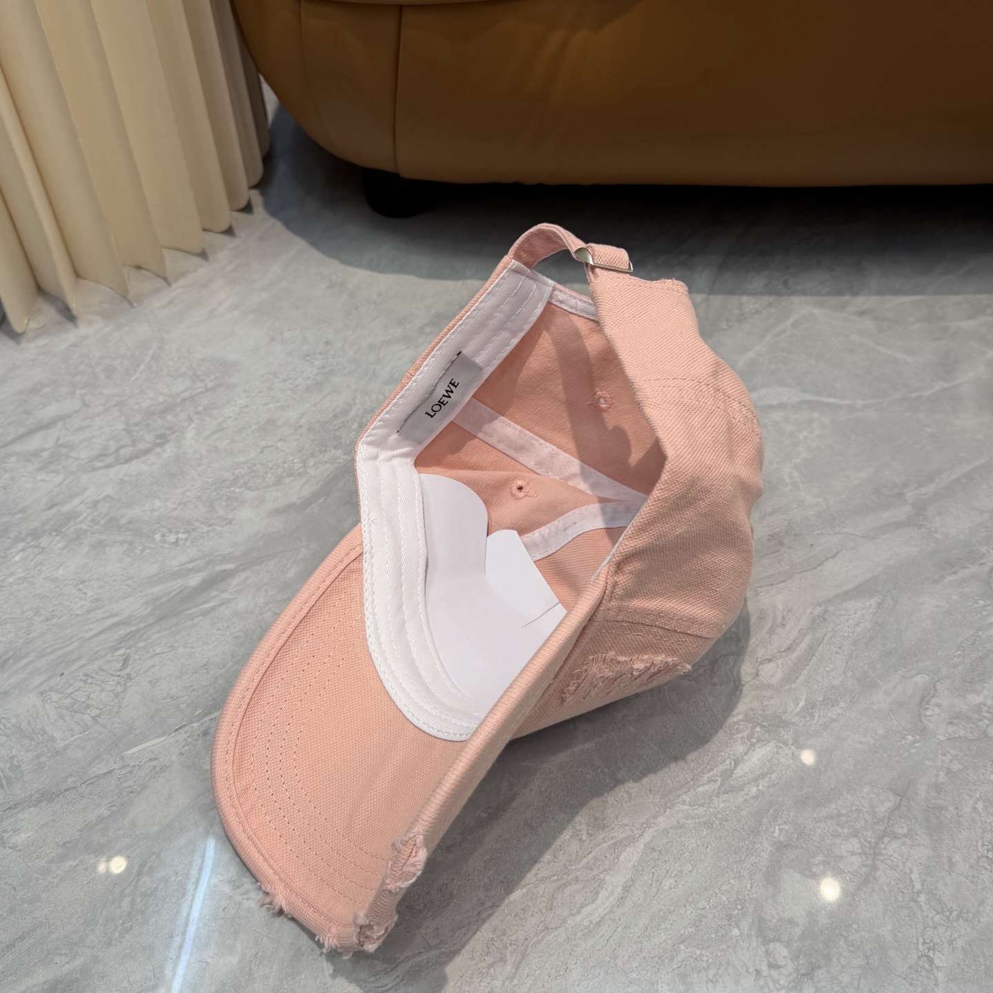 Loewe 罗意威 LOEWE新款原标设计棒球帽，外部线条定位标准，做工精细，简约 低价走量