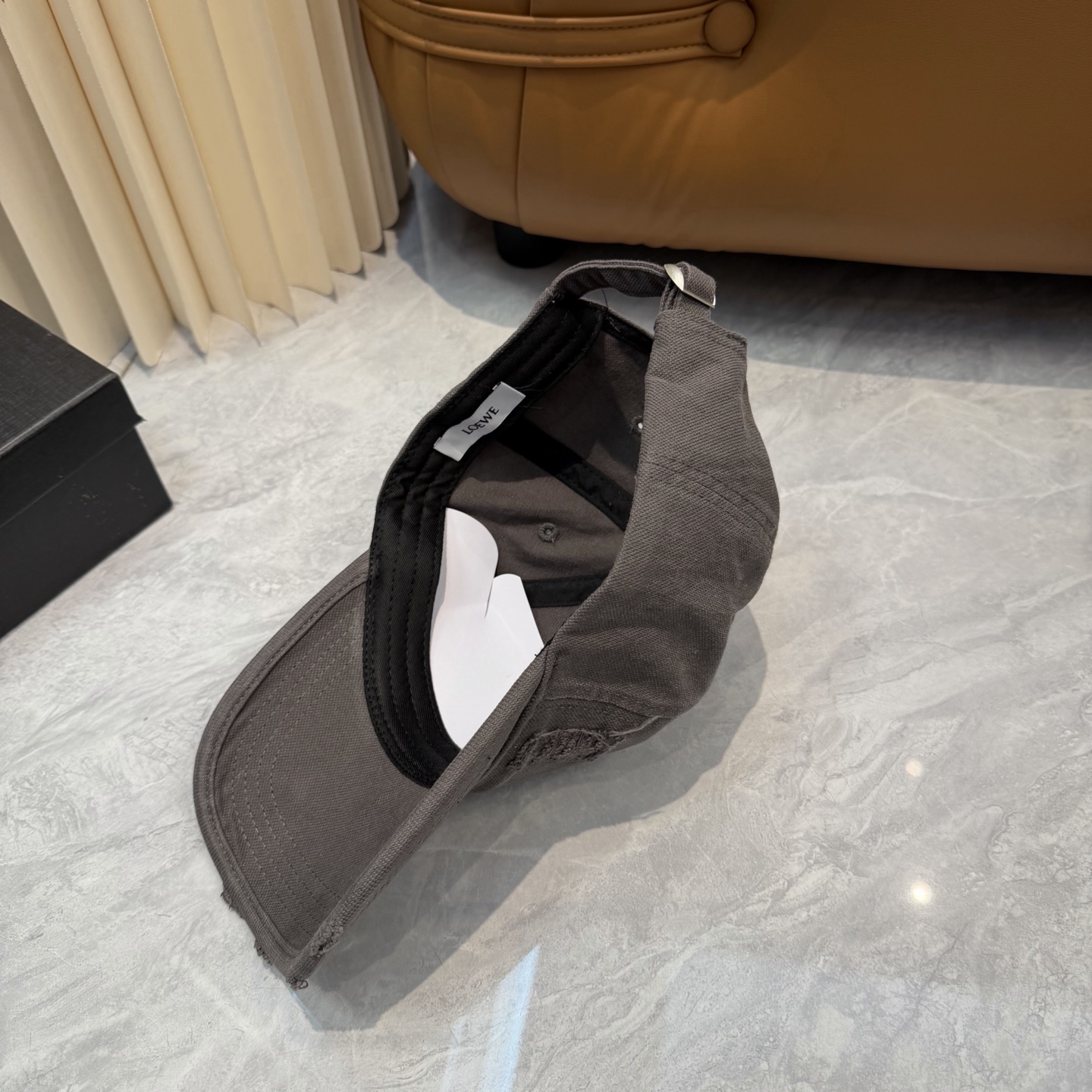 Loewe 罗意威 LOEWE新款原标设计棒球帽，外部线条定位标准，做工精细，简约 低价走量