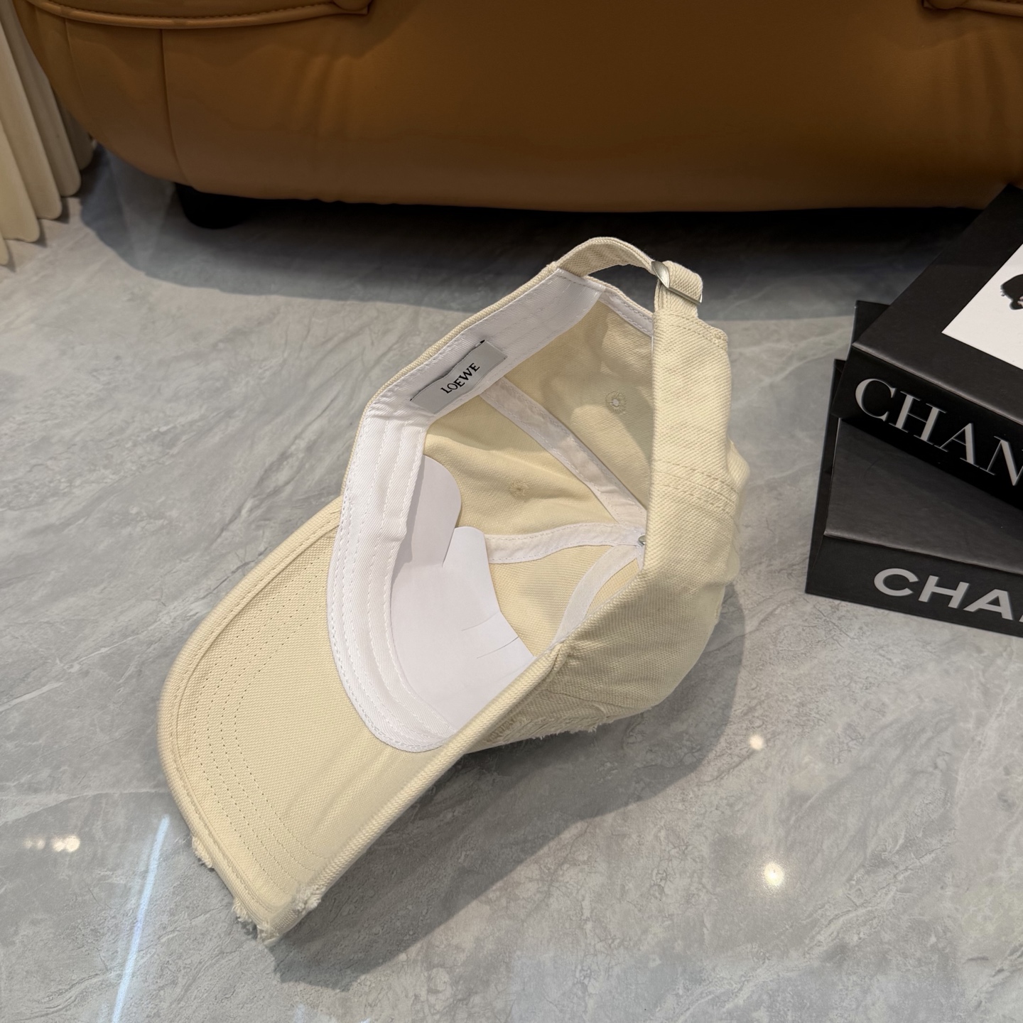 Loewe 罗意威 LOEWE新款原标设计棒球帽，外部线条定位标准，做工精细，简约 低价走量