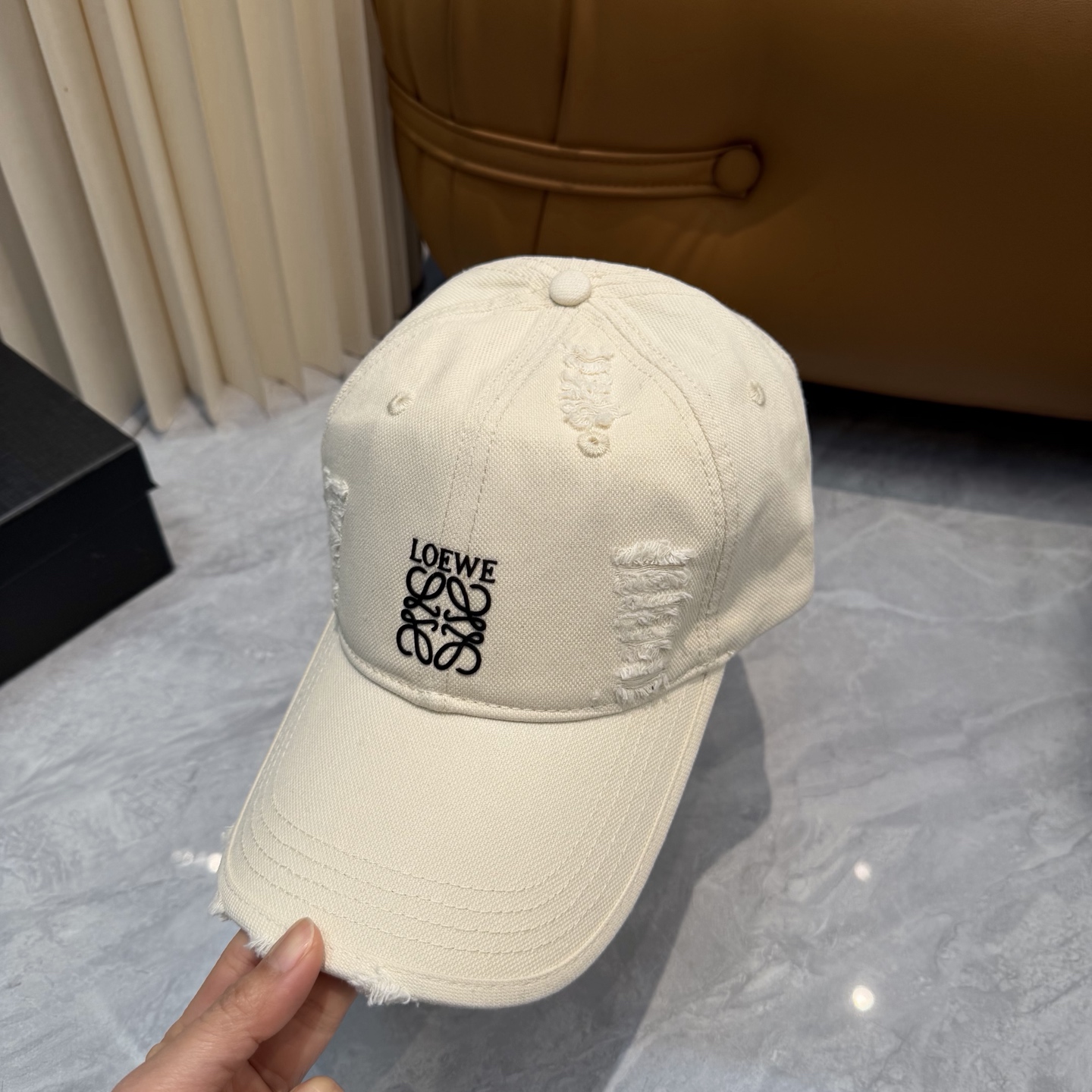 Loewe 罗意威 LOEWE新款原标设计棒球帽，外部线条定位标准，做工精细，简约 低价走量