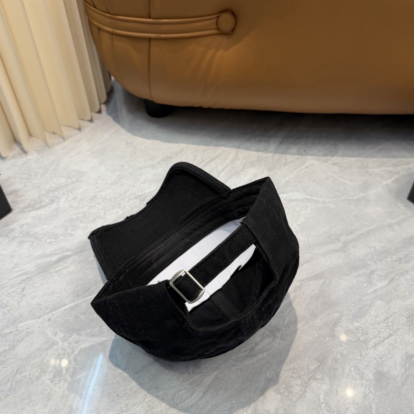 Loewe 罗意威 LOEWE新款原标设计棒球帽，外部线条定位标准，做工精细，简约 低价走量