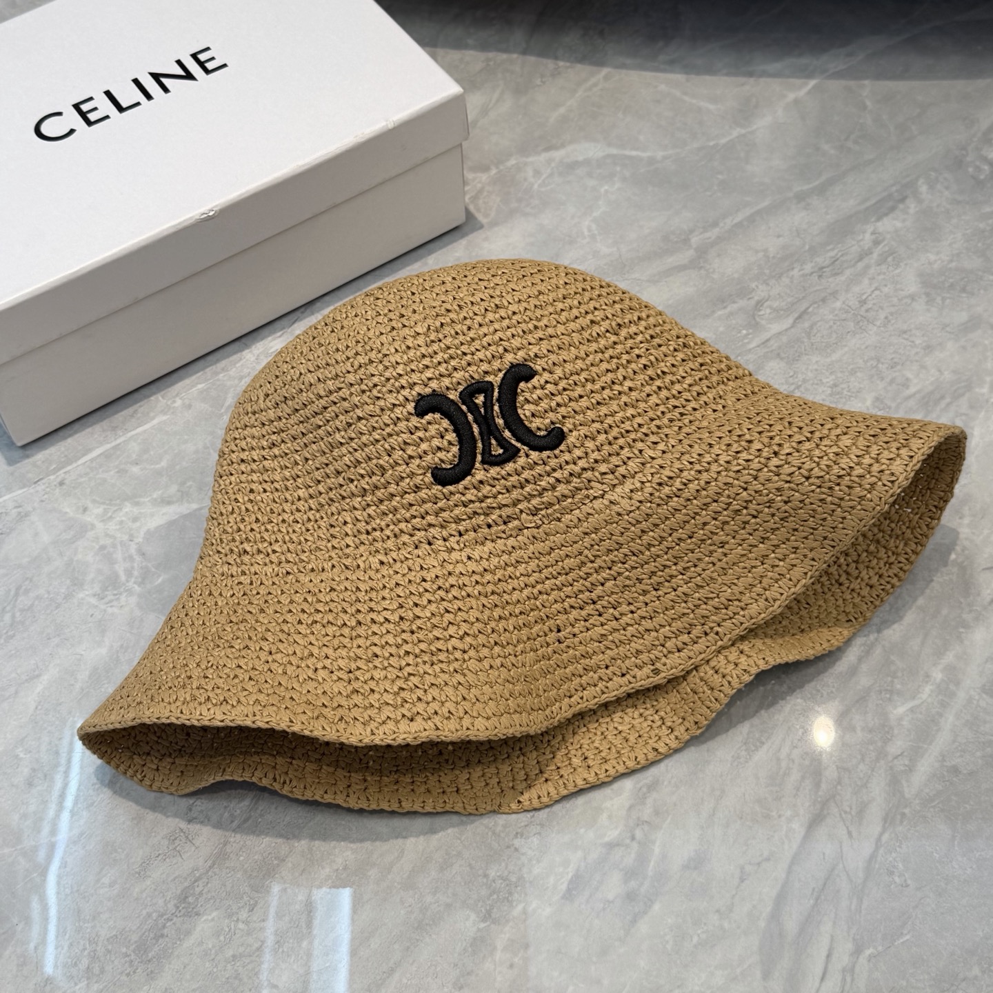 赛琳CELINE新款拉菲草帽，纯手工钩织，产量极少，重工打造，专柜同款，头围57cm