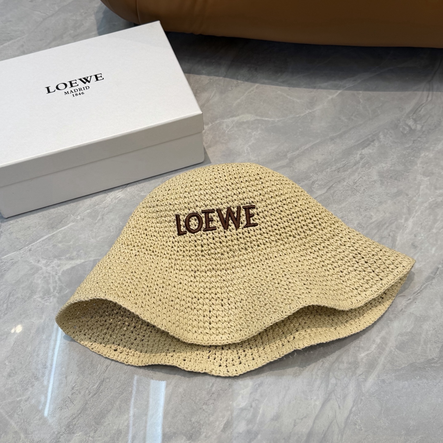 赛琳CELINE新款拉菲草帽，纯手工钩织，产量极少，重工打造，专柜同款，头围57cm