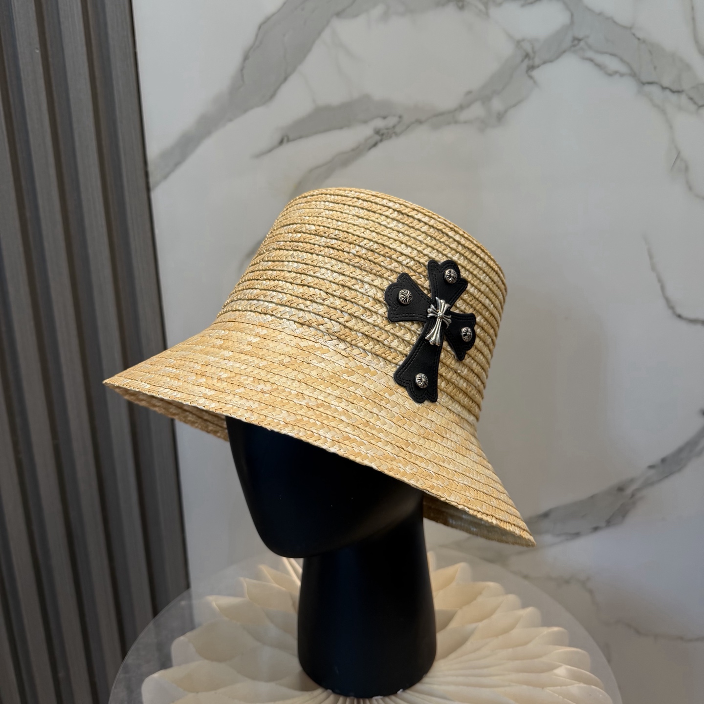 克罗心 夏季沙滩草帽🔳夏天必备款🟡沙滩露营拍照氛围感足足的~很有设计感一款草帽📸超级出片~出货不易 趁着