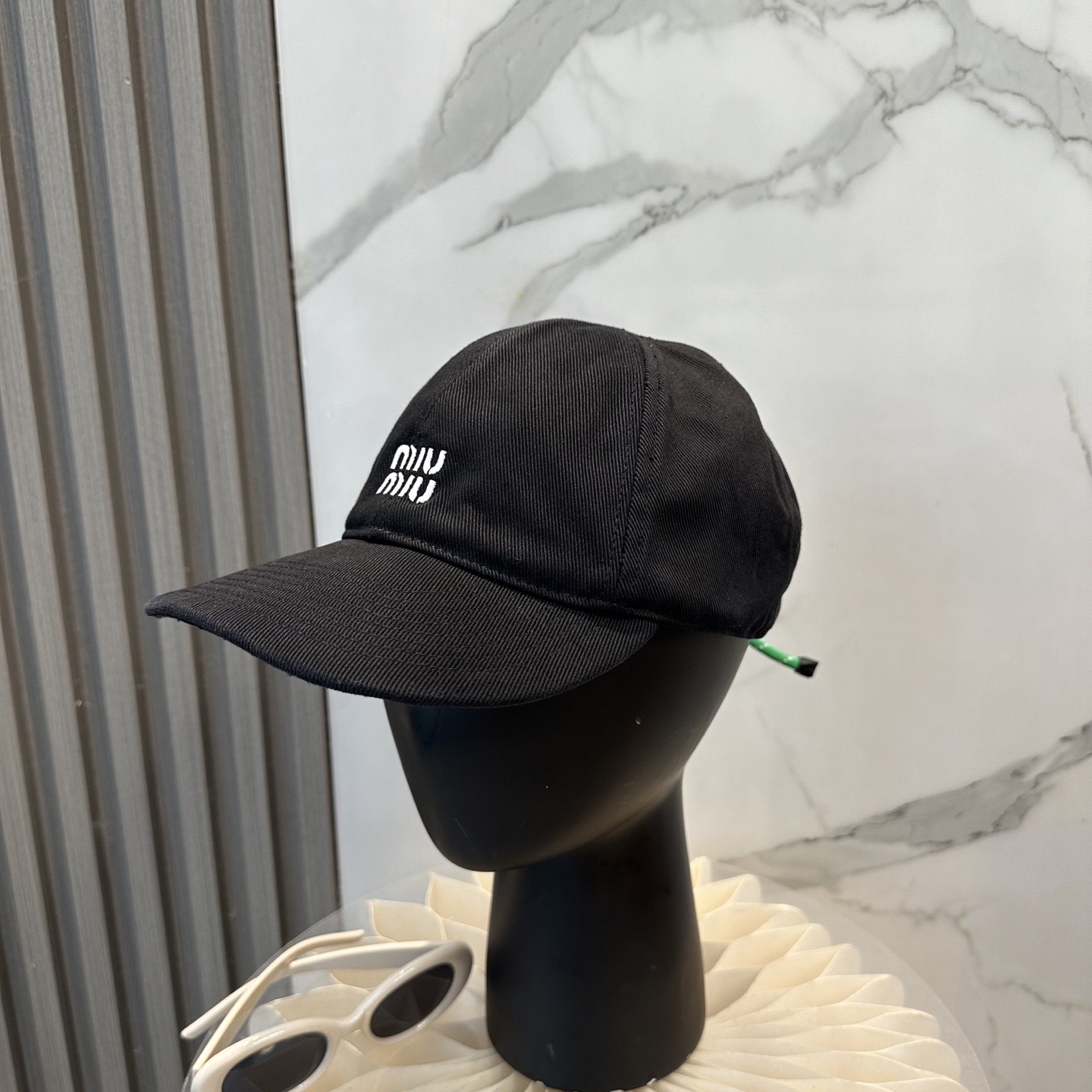 。MiuMiu缪缪帽子合集｜高版本多巴胺“彩色抽绳”经典的字母标低调又有辨识度，最绝的是彩色抽绳设计！红