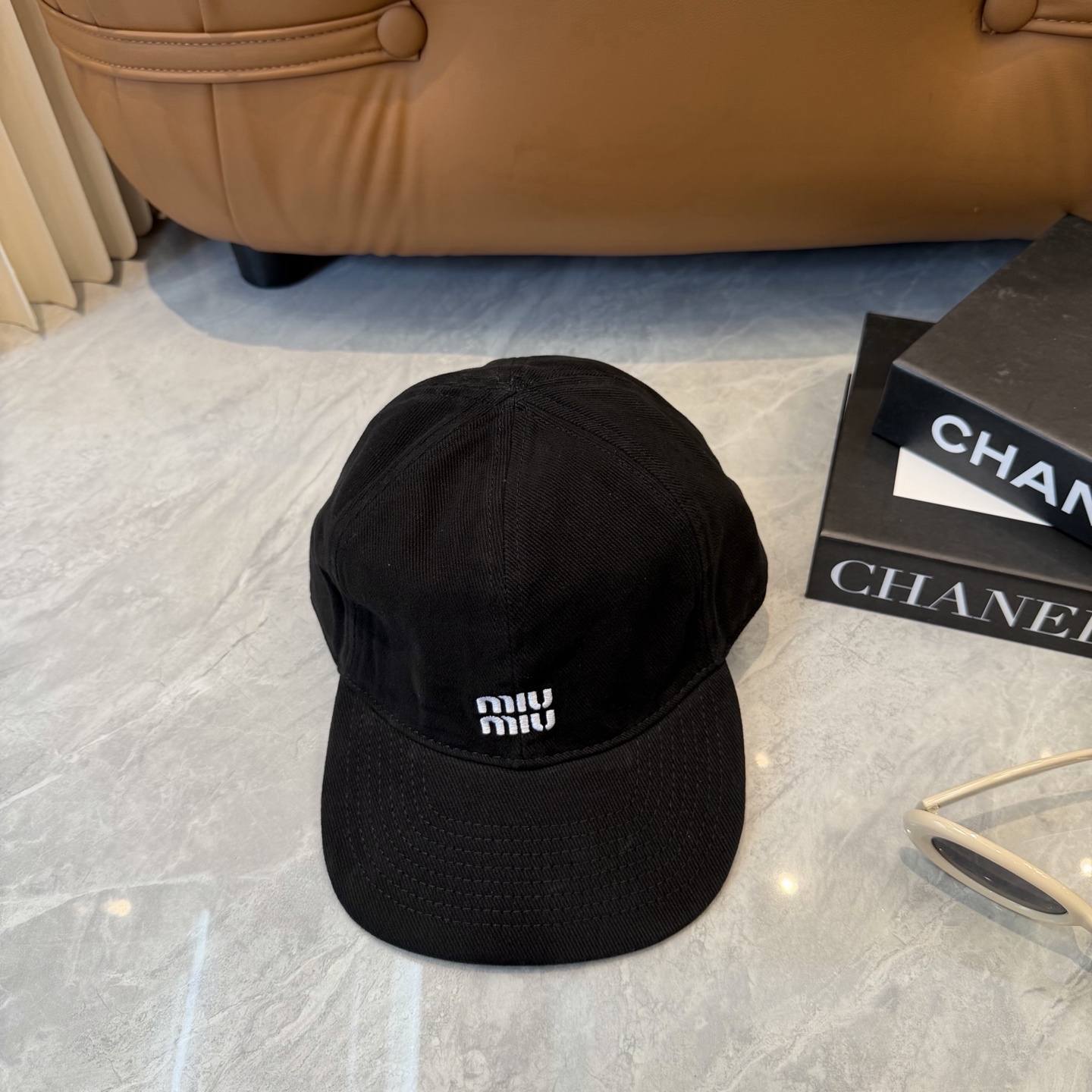 。MiuMiu缪缪帽子合集｜高版本多巴胺“彩色抽绳”经典的字母标低调又有辨识度，最绝的是彩色抽绳设计！红