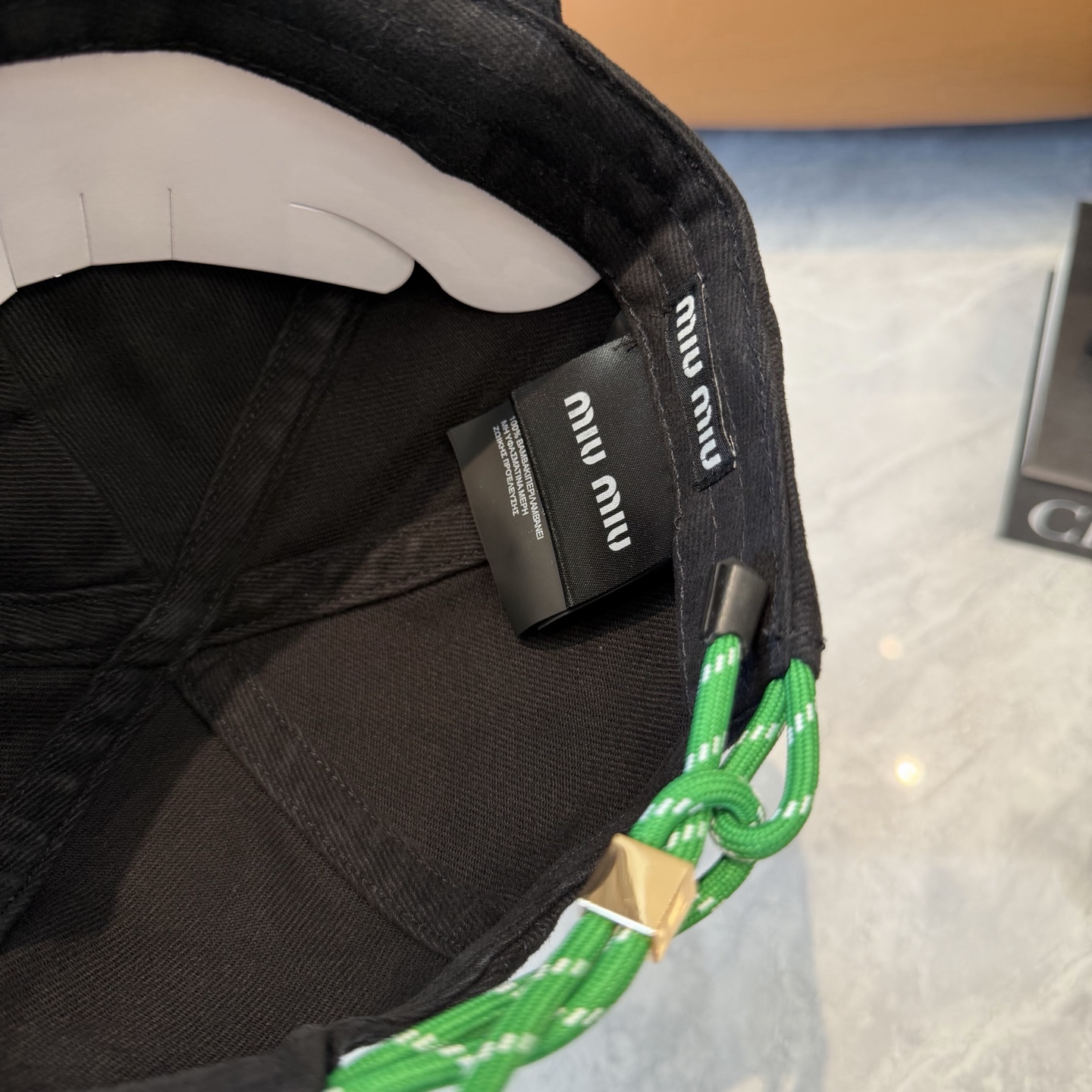 。MiuMiu缪缪帽子合集｜高版本多巴胺“彩色抽绳”经典的字母标低调又有辨识度，最绝的是彩色抽绳设计！红