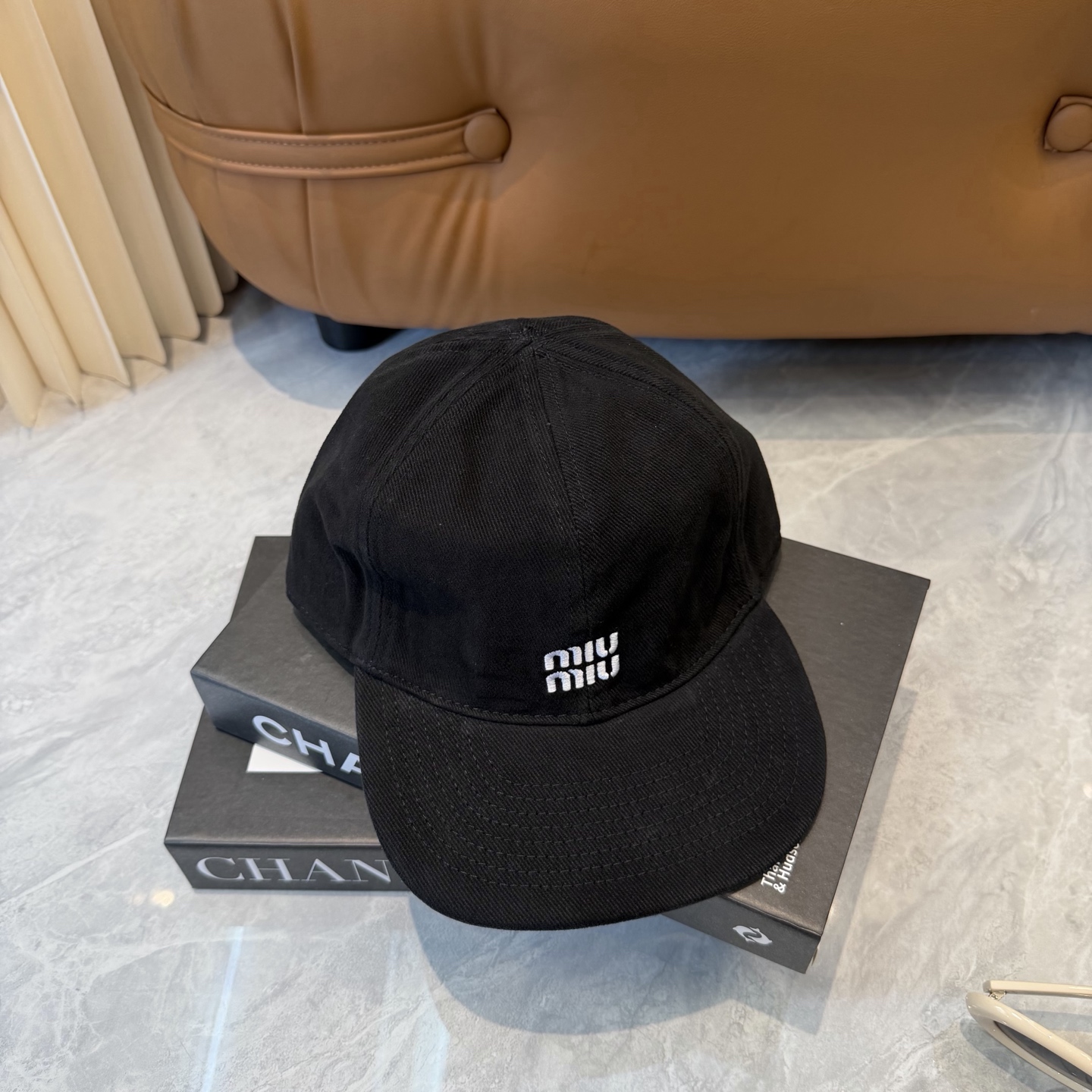 。MiuMiu缪缪帽子合集｜高版本多巴胺“彩色抽绳”经典的字母标低调又有辨识度，最绝的是彩色抽绳设计！红