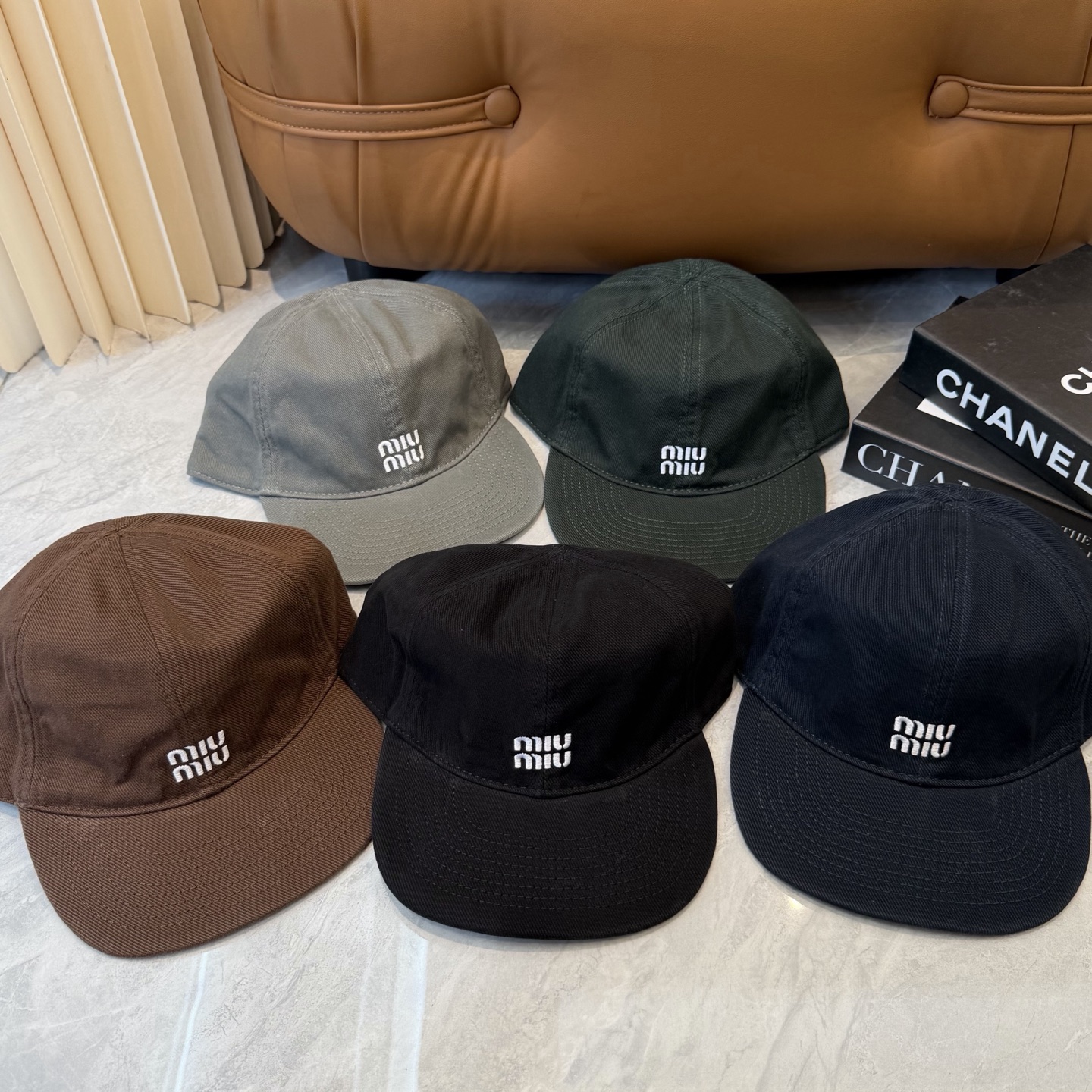 。MiuMiu缪缪帽子合集｜高版本多巴胺“彩色抽绳”经典的字母标低调又有辨识度，最绝的是彩色抽绳设计！红