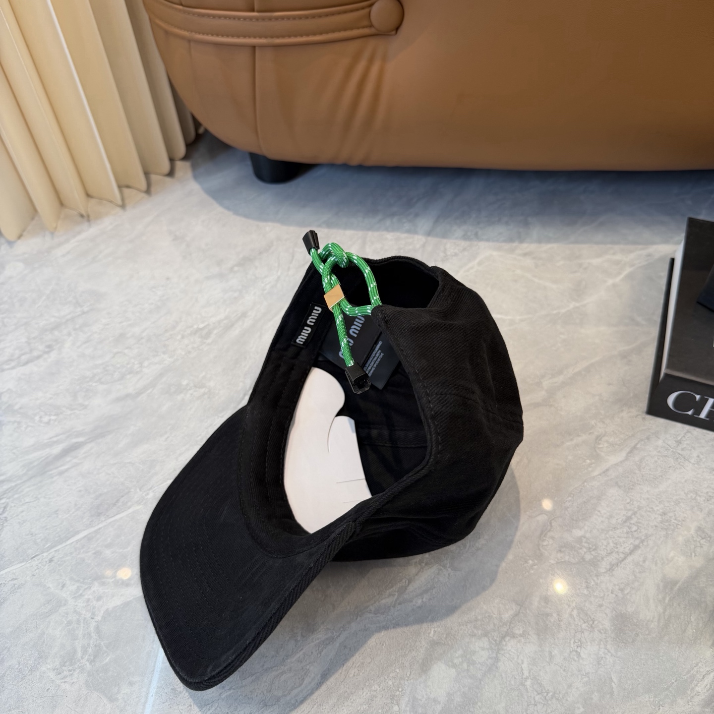 。MiuMiu缪缪帽子合集｜高版本多巴胺“彩色抽绳”经典的字母标低调又有辨识度，最绝的是彩色抽绳设计！红