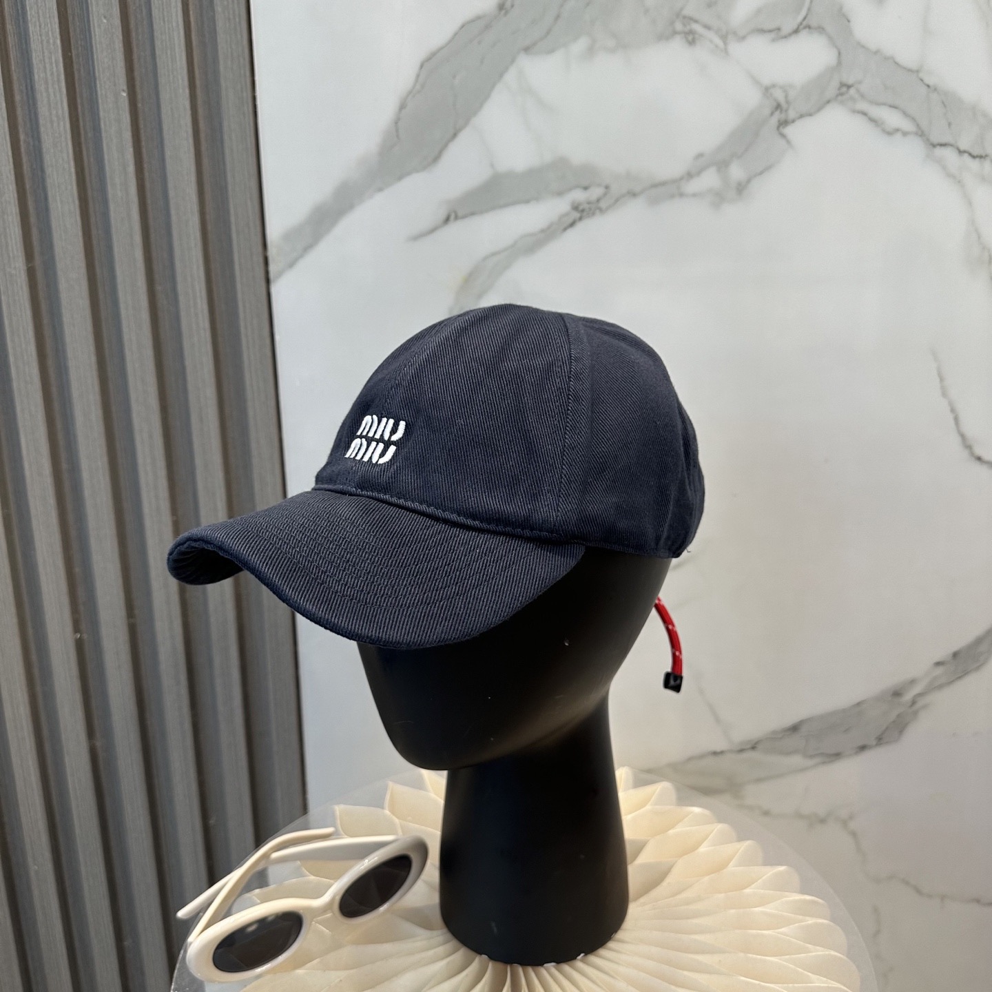 。MiuMiu缪缪帽子合集｜高版本多巴胺“彩色抽绳”经典的字母标低调又有辨识度，最绝的是彩色抽绳设计！红