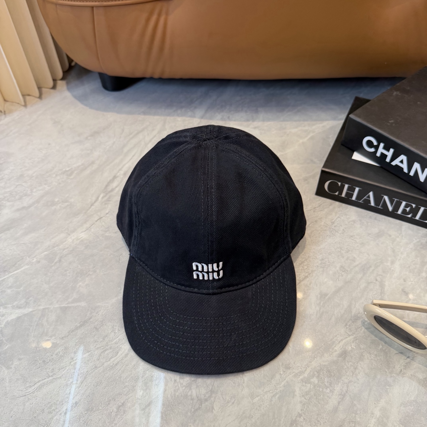 。MiuMiu缪缪帽子合集｜高版本多巴胺“彩色抽绳”经典的字母标低调又有辨识度，最绝的是彩色抽绳设计！红