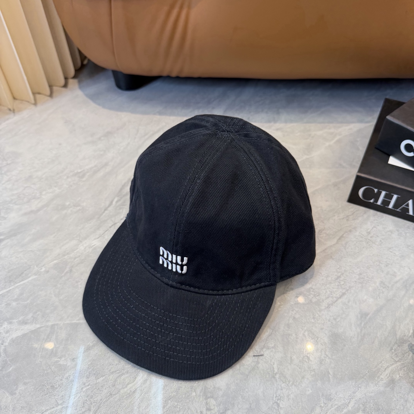 。MiuMiu缪缪帽子合集｜高版本多巴胺“彩色抽绳”经典的字母标低调又有辨识度，最绝的是彩色抽绳设计！红