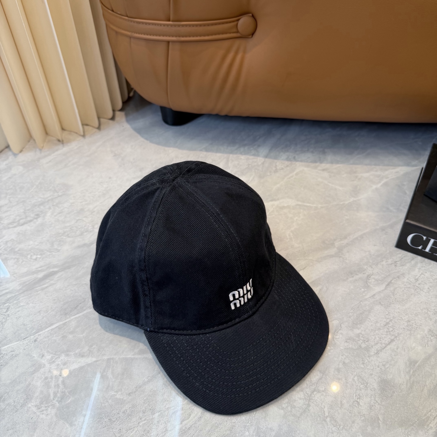 。MiuMiu缪缪帽子合集｜高版本多巴胺“彩色抽绳”经典的字母标低调又有辨识度，最绝的是彩色抽绳设计！红