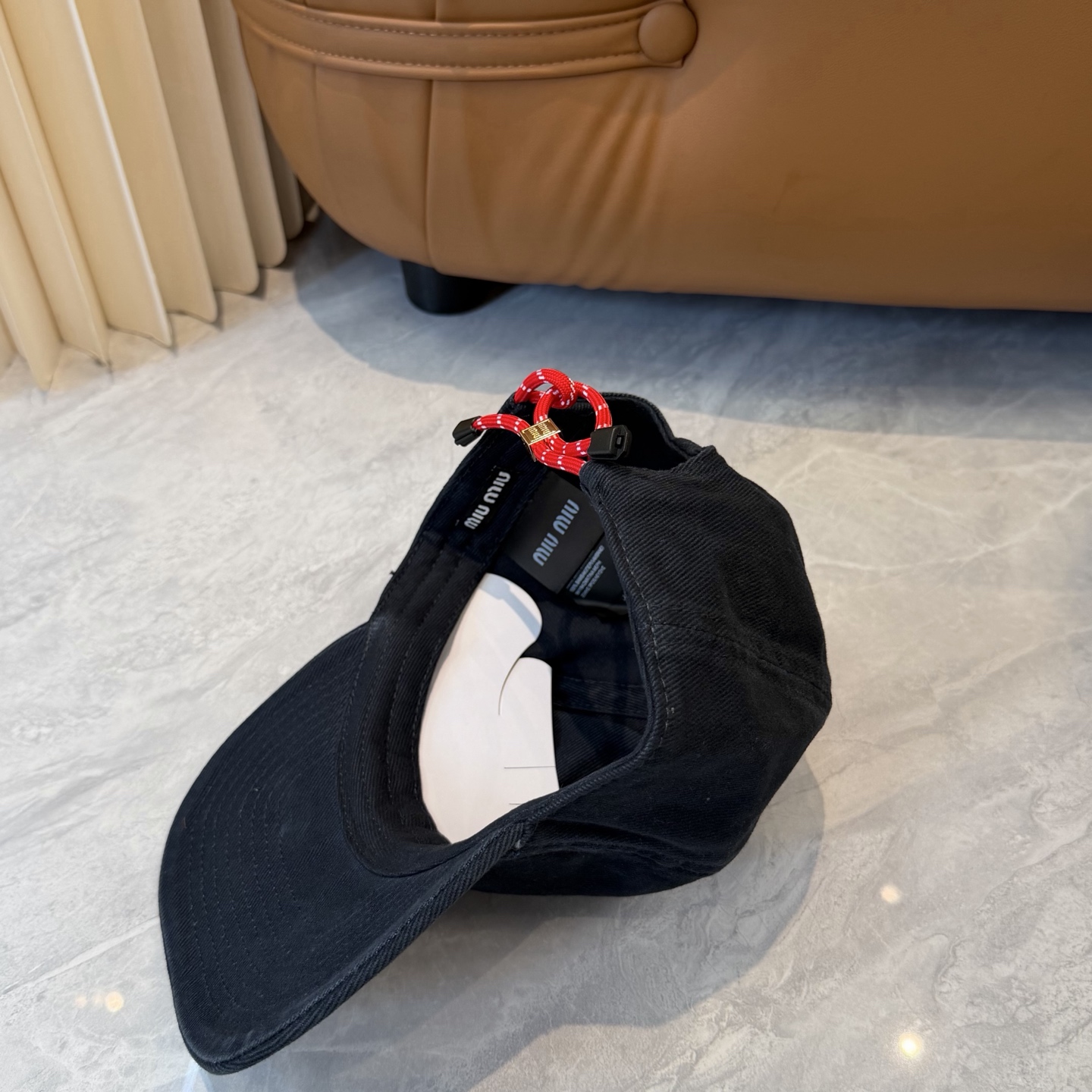 。MiuMiu缪缪帽子合集｜高版本多巴胺“彩色抽绳”经典的字母标低调又有辨识度，最绝的是彩色抽绳设计！红