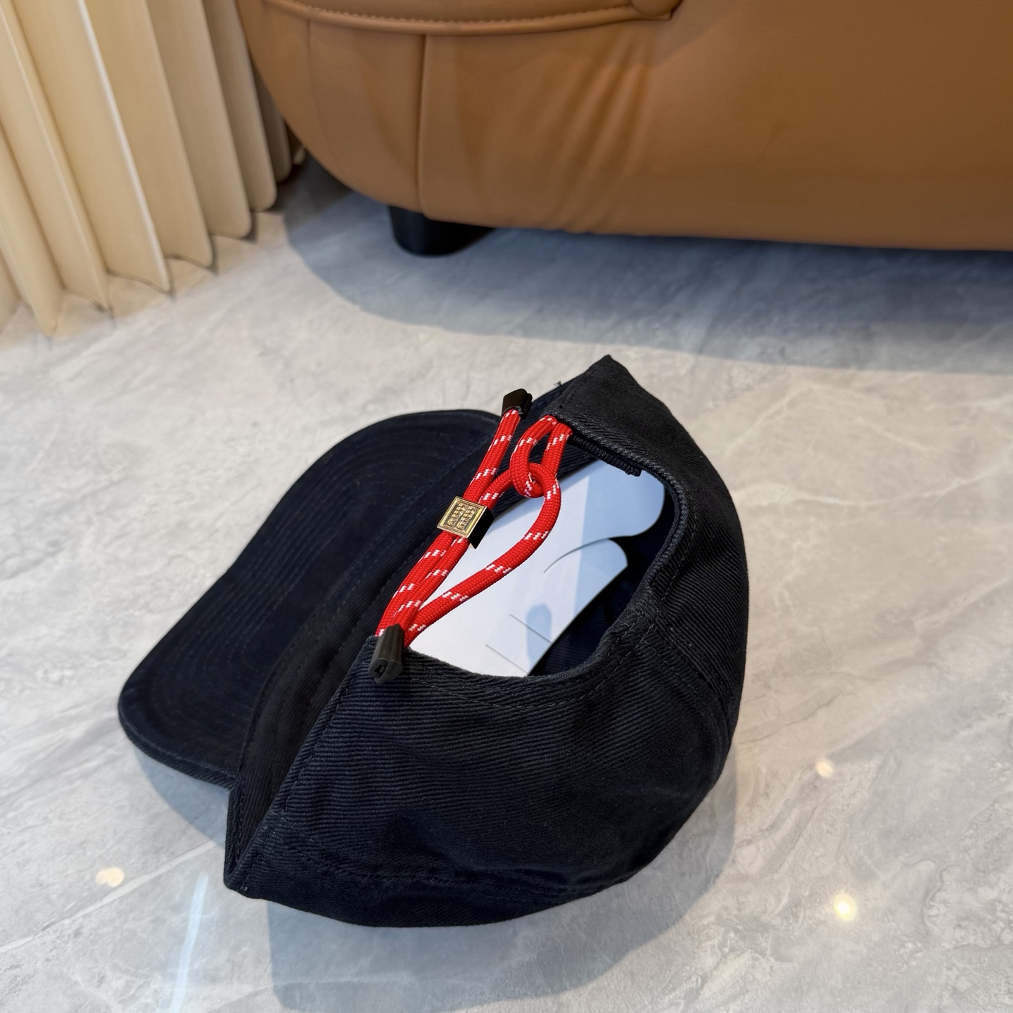 。MiuMiu缪缪帽子合集｜高版本多巴胺“彩色抽绳”经典的字母标低调又有辨识度，最绝的是彩色抽绳设计！红