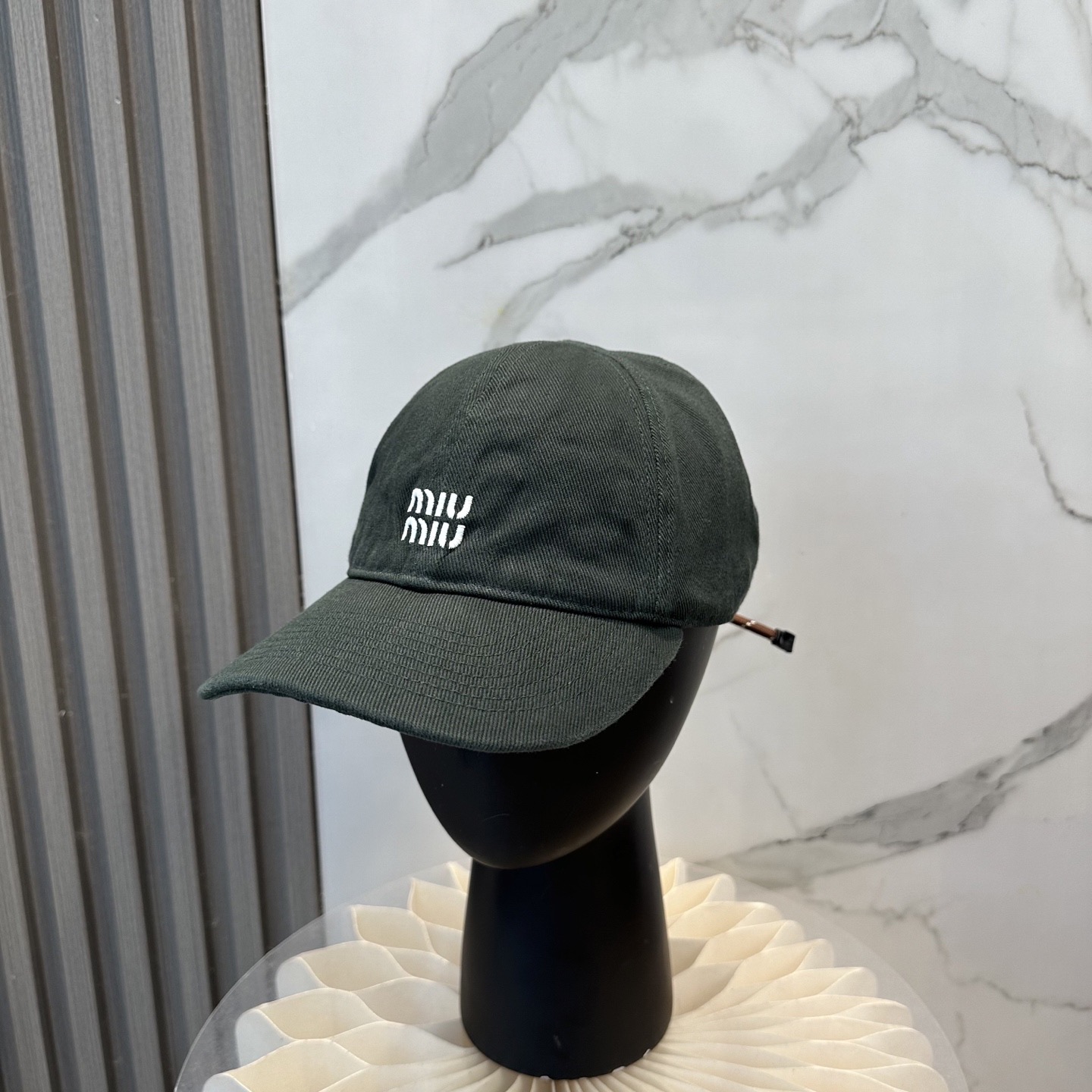 。MiuMiu缪缪帽子合集｜高版本多巴胺“彩色抽绳”经典的字母标低调又有辨识度，最绝的是彩色抽绳设计！红