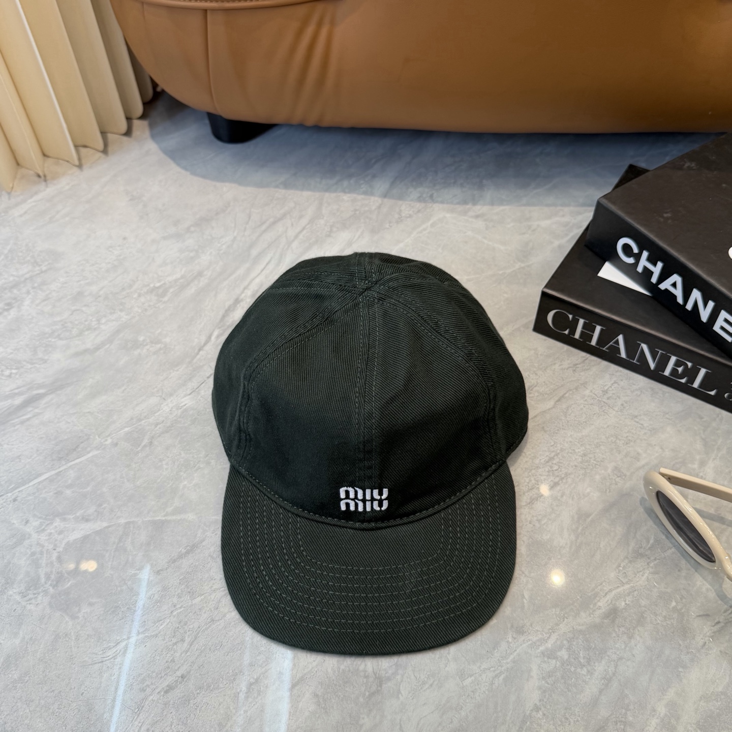 。MiuMiu缪缪帽子合集｜高版本多巴胺“彩色抽绳”经典的字母标低调又有辨识度，最绝的是彩色抽绳设计！红