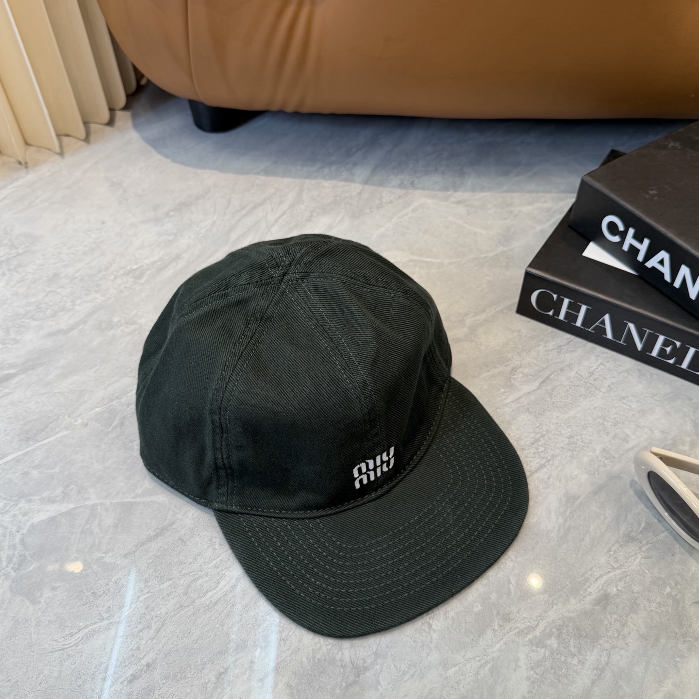 。MiuMiu缪缪帽子合集｜高版本多巴胺“彩色抽绳”经典的字母标低调又有辨识度，最绝的是彩色抽绳设计！红