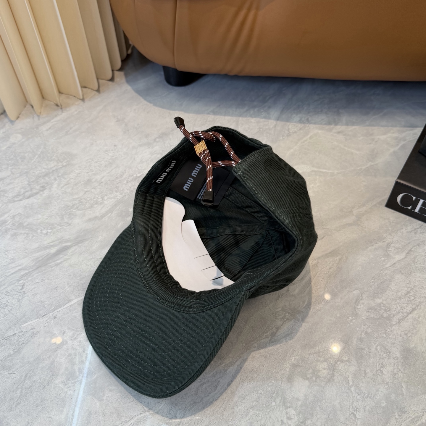 。MiuMiu缪缪帽子合集｜高版本多巴胺“彩色抽绳”经典的字母标低调又有辨识度，最绝的是彩色抽绳设计！红