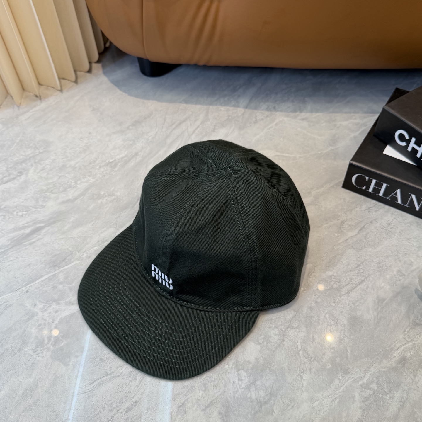 。MiuMiu缪缪帽子合集｜高版本多巴胺“彩色抽绳”经典的字母标低调又有辨识度，最绝的是彩色抽绳设计！红