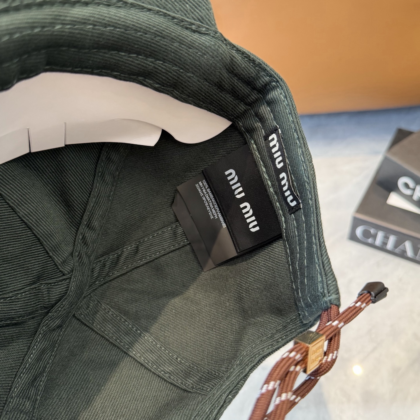 。MiuMiu缪缪帽子合集｜高版本多巴胺“彩色抽绳”经典的字母标低调又有辨识度，最绝的是彩色抽绳设计！红