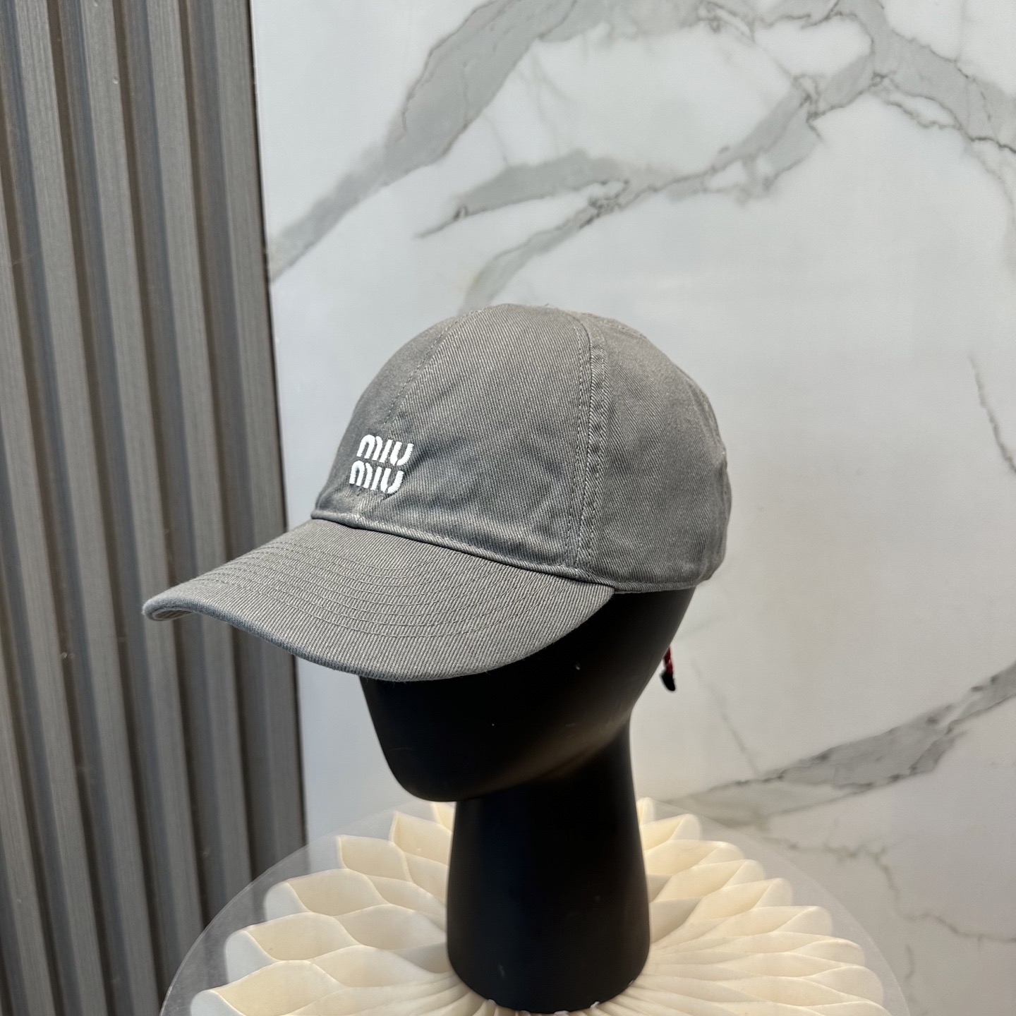 。MiuMiu缪缪帽子合集｜高版本多巴胺“彩色抽绳”经典的字母标低调又有辨识度，最绝的是彩色抽绳设计！红