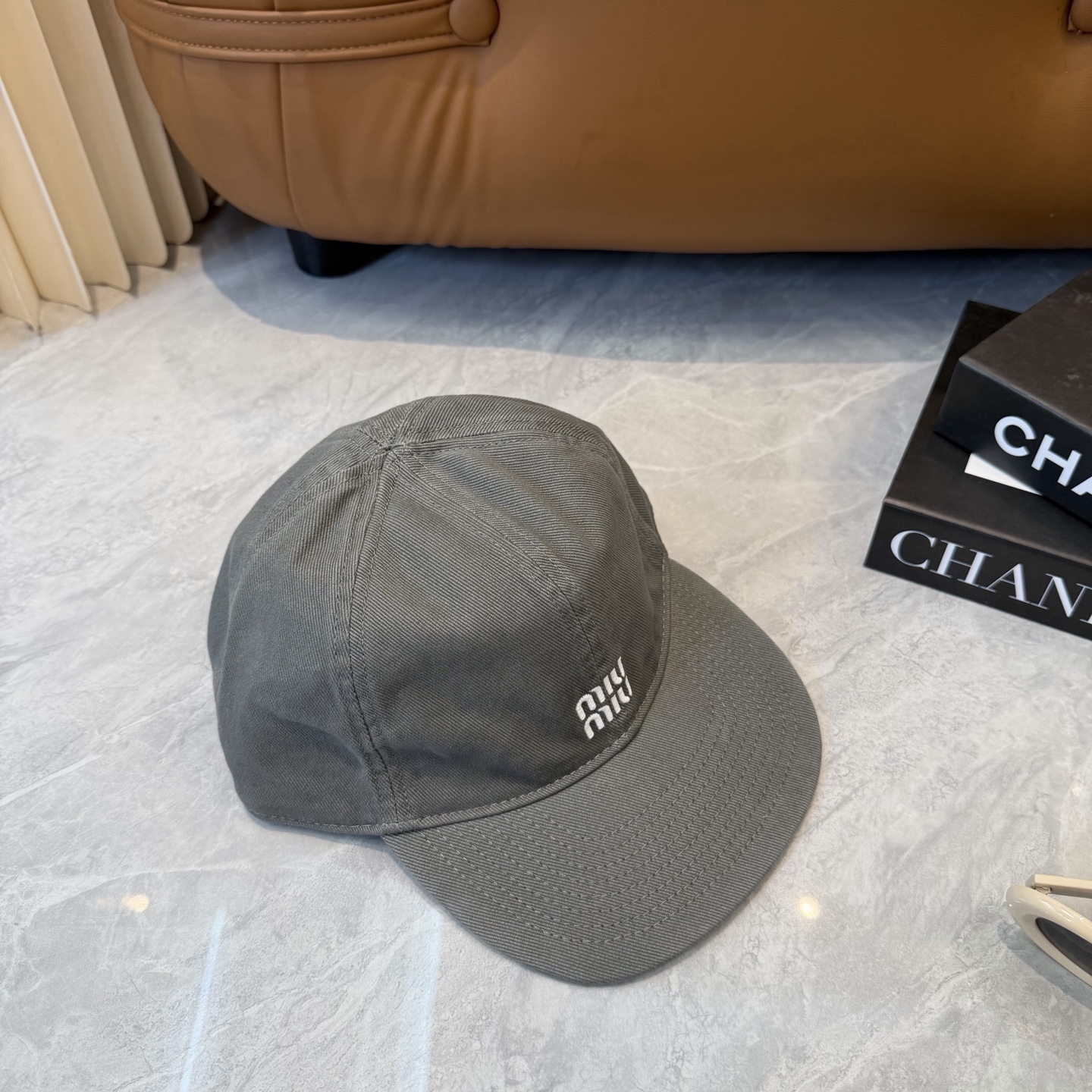 。MiuMiu缪缪帽子合集｜高版本多巴胺“彩色抽绳”经典的字母标低调又有辨识度，最绝的是彩色抽绳设计！红