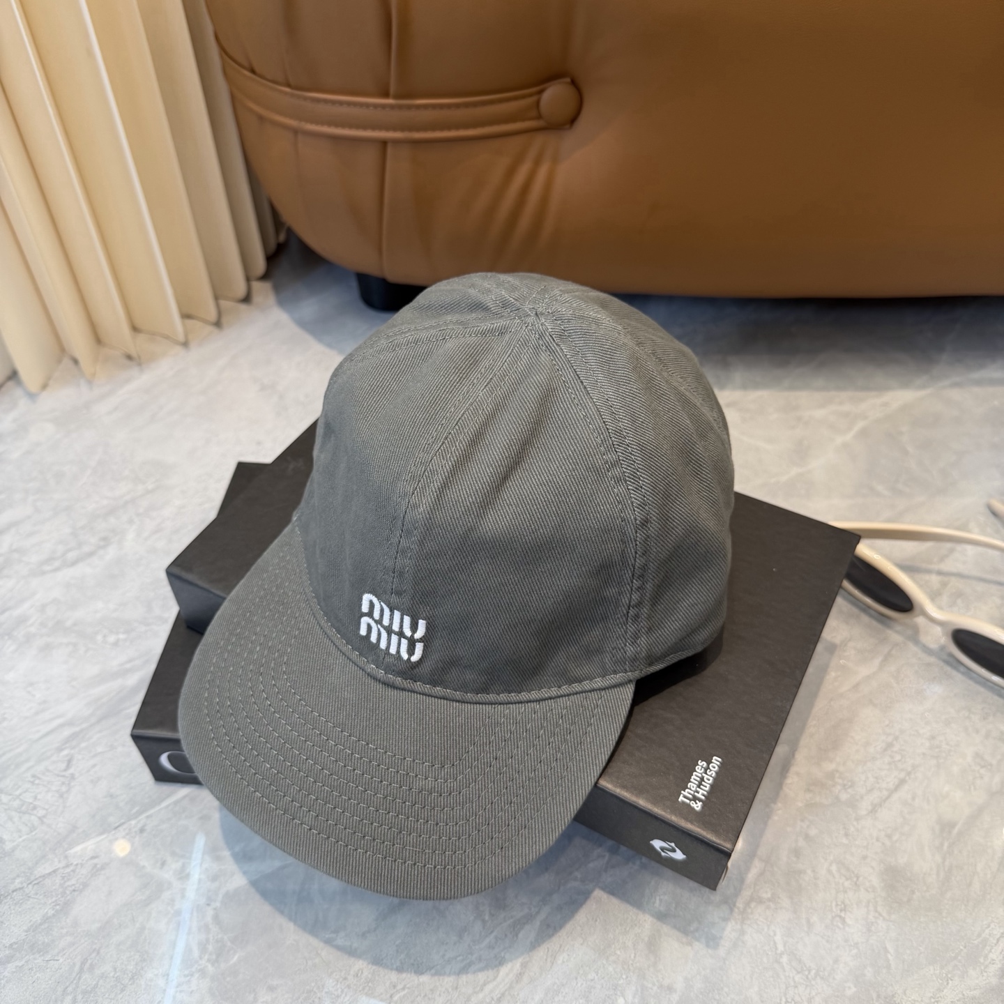 。MiuMiu缪缪帽子合集｜高版本多巴胺“彩色抽绳”经典的字母标低调又有辨识度，最绝的是彩色抽绳设计！红