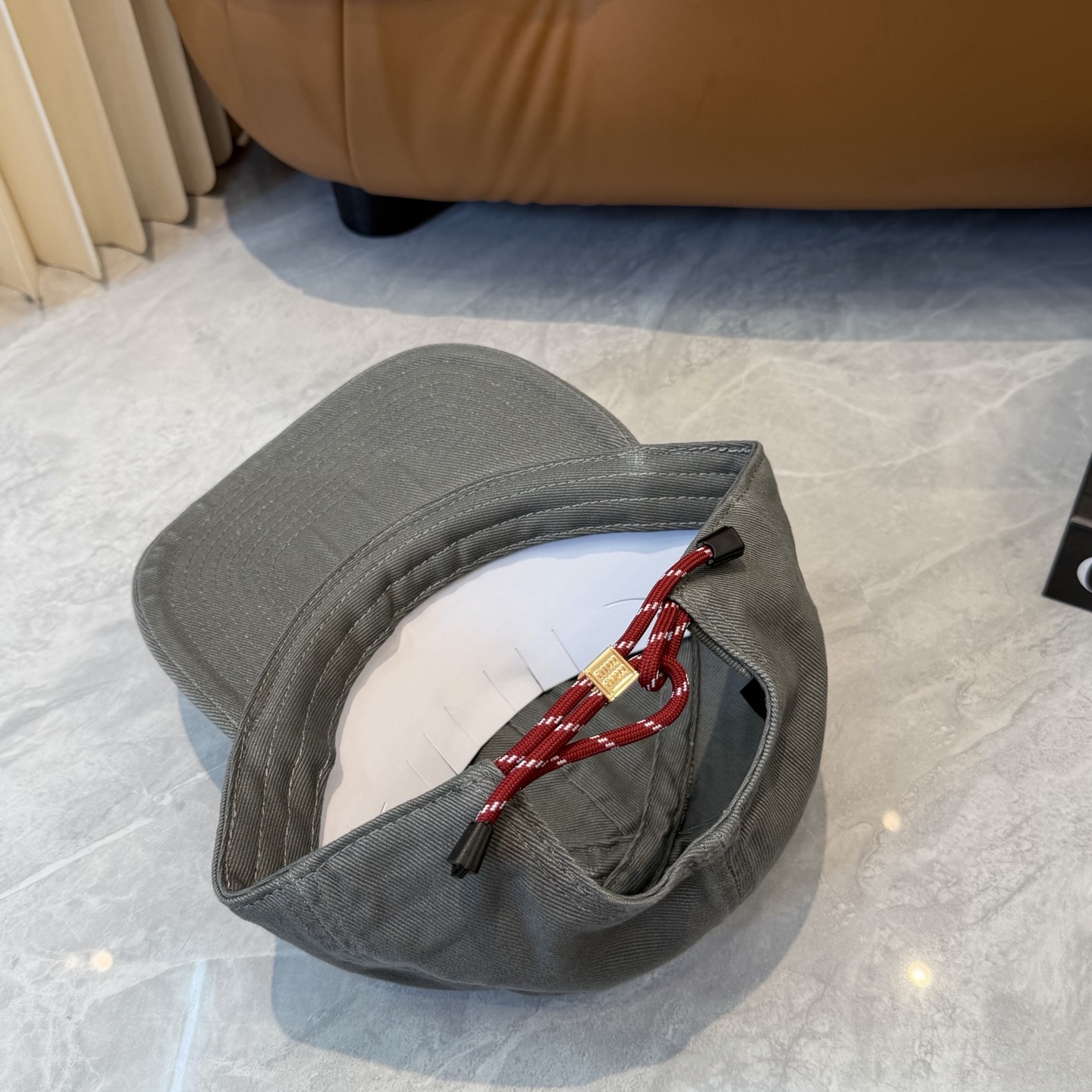 。MiuMiu缪缪帽子合集｜高版本多巴胺“彩色抽绳”经典的字母标低调又有辨识度，最绝的是彩色抽绳设计！红