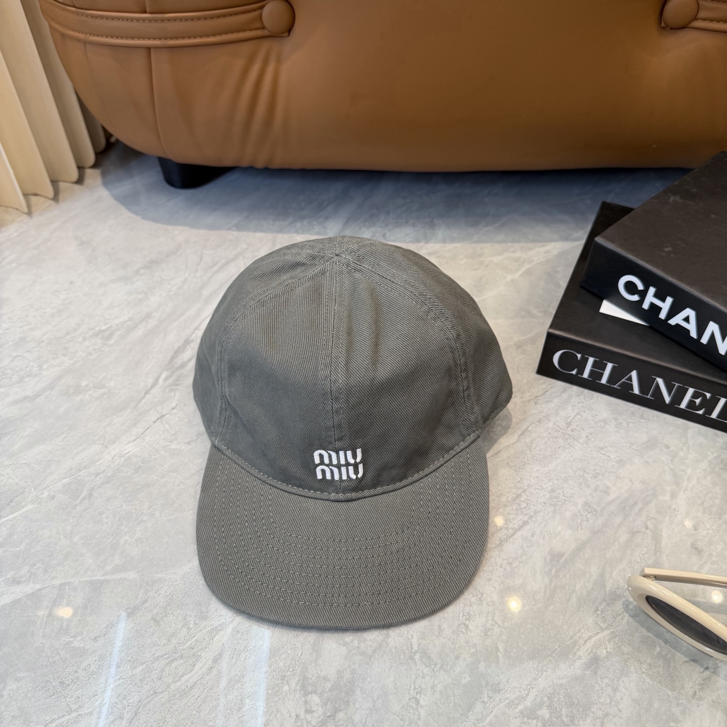 。MiuMiu缪缪帽子合集｜高版本多巴胺“彩色抽绳”经典的字母标低调又有辨识度，最绝的是彩色抽绳设计！红