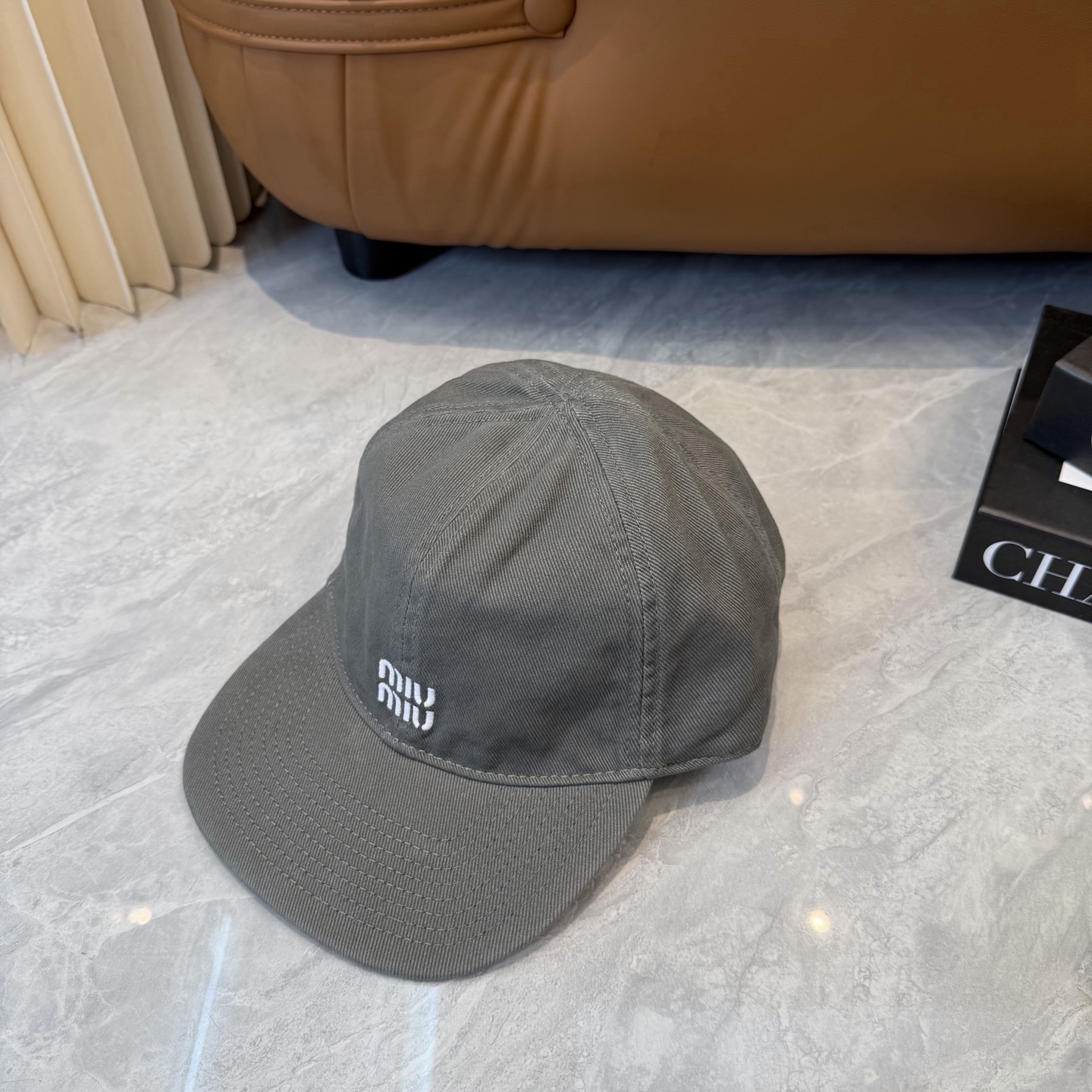 。MiuMiu缪缪帽子合集｜高版本多巴胺“彩色抽绳”经典的字母标低调又有辨识度，最绝的是彩色抽绳设计！红