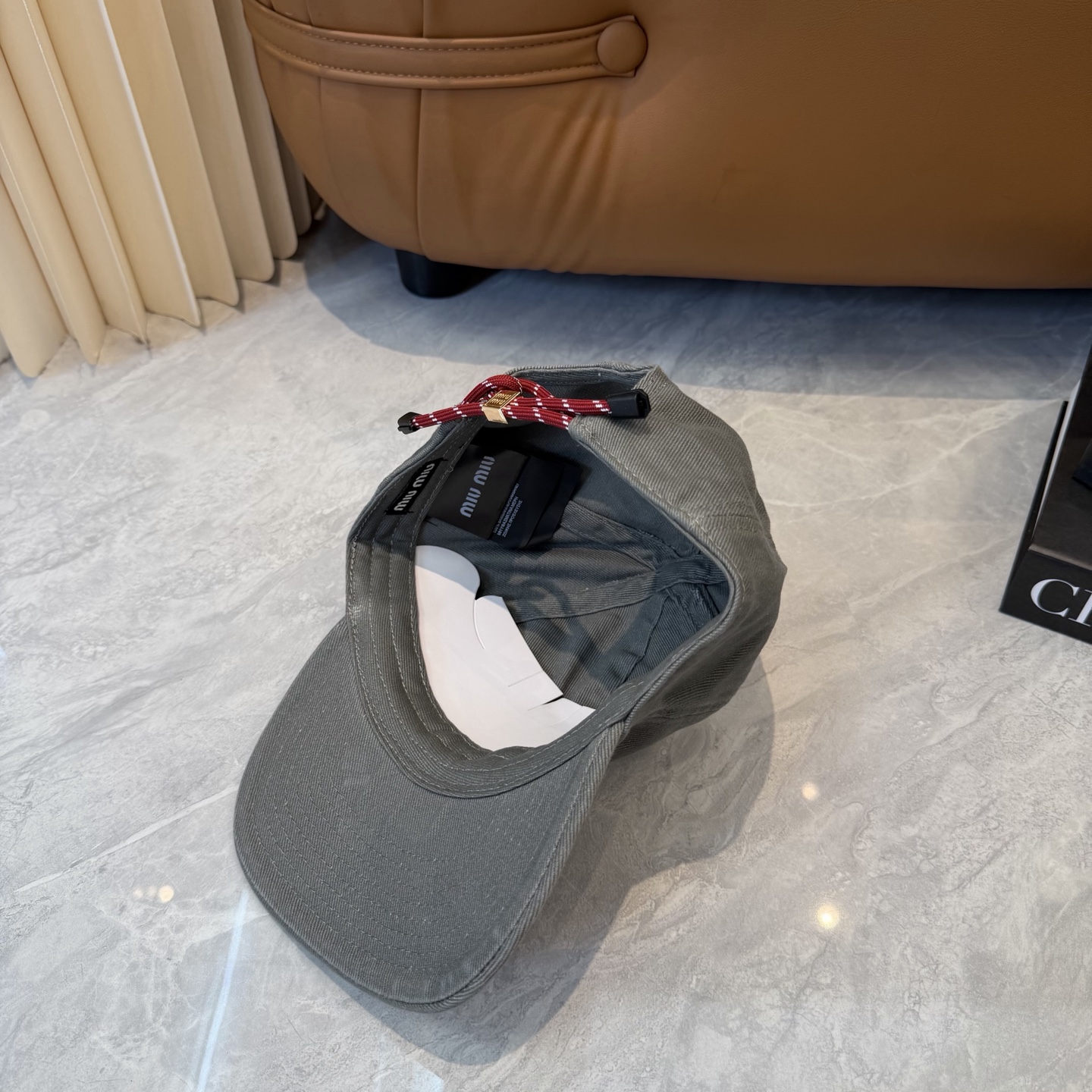 。MiuMiu缪缪帽子合集｜高版本多巴胺“彩色抽绳”经典的字母标低调又有辨识度，最绝的是彩色抽绳设计！红