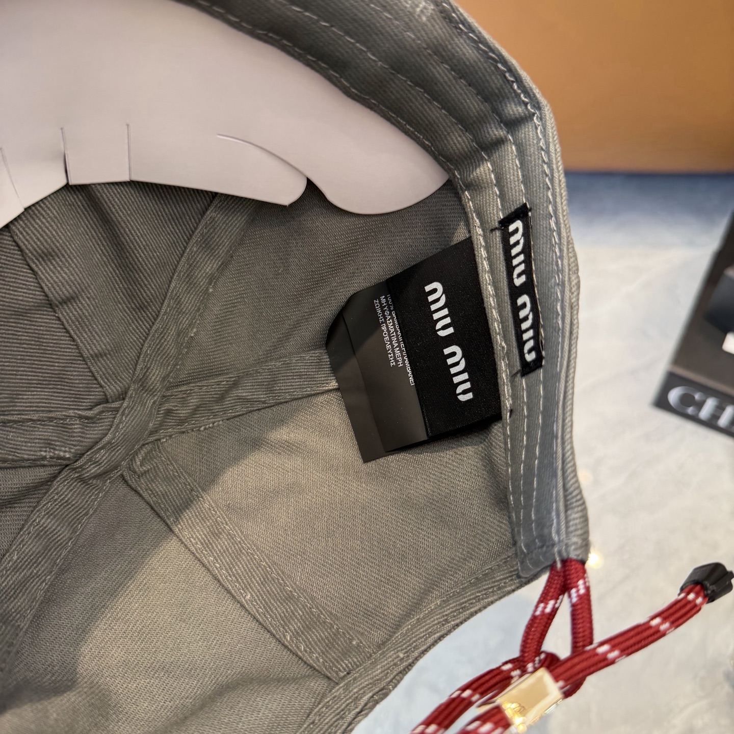 。MiuMiu缪缪帽子合集｜高版本多巴胺“彩色抽绳”经典的字母标低调又有辨识度，最绝的是彩色抽绳设计！红