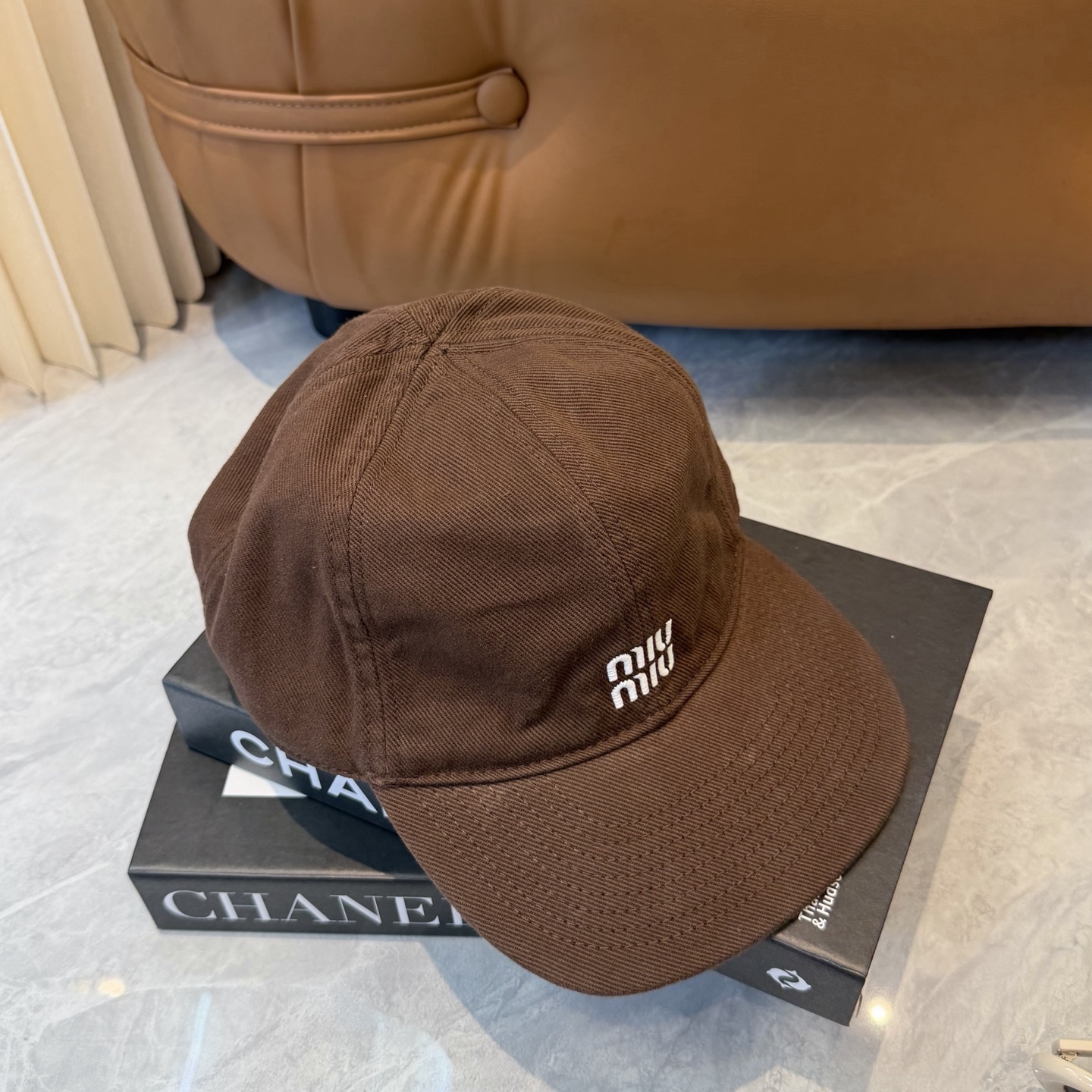 。MiuMiu缪缪帽子合集｜高版本多巴胺“彩色抽绳”经典的字母标低调又有辨识度，最绝的是彩色抽绳设计！红