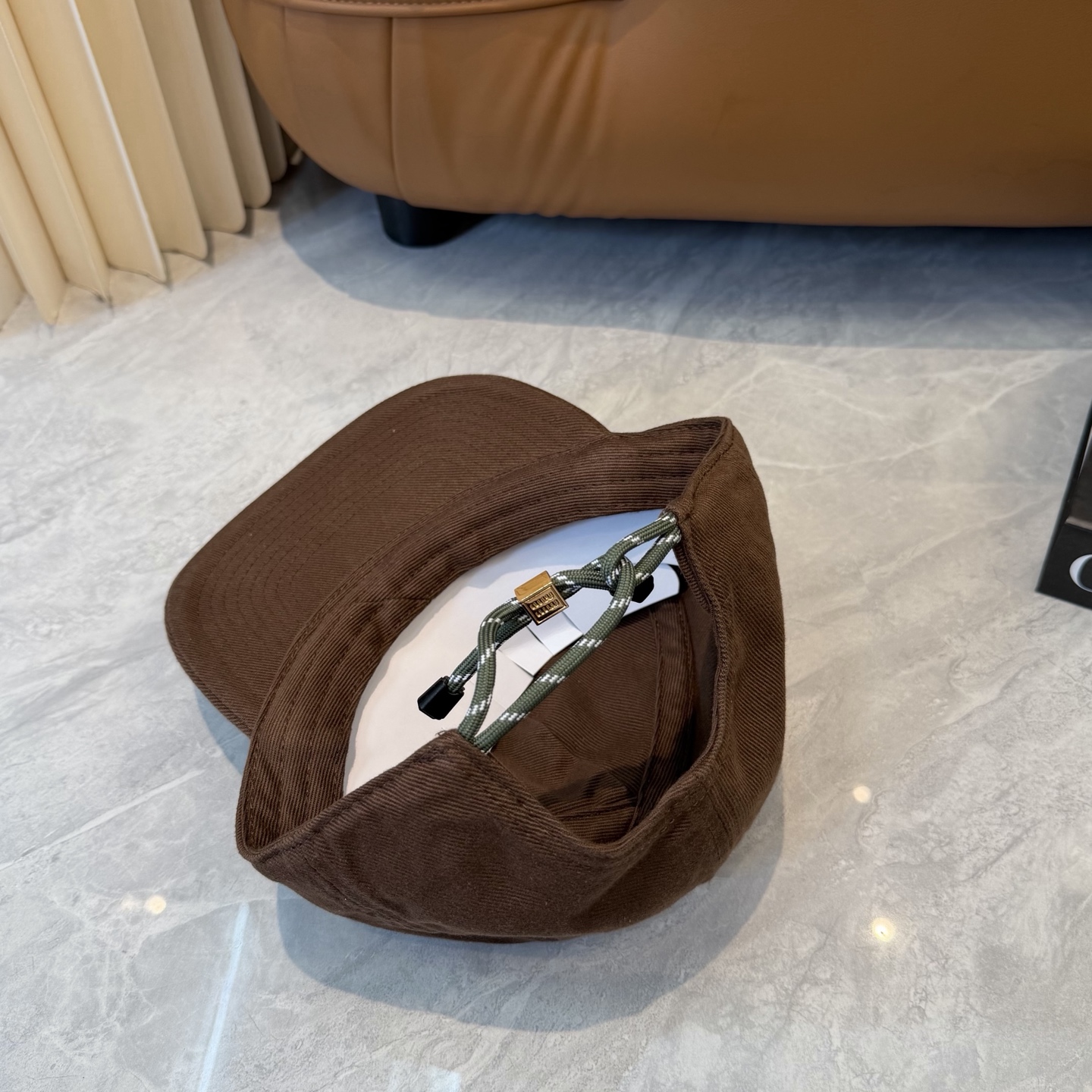 。MiuMiu缪缪帽子合集｜高版本多巴胺“彩色抽绳”经典的字母标低调又有辨识度，最绝的是彩色抽绳设计！红