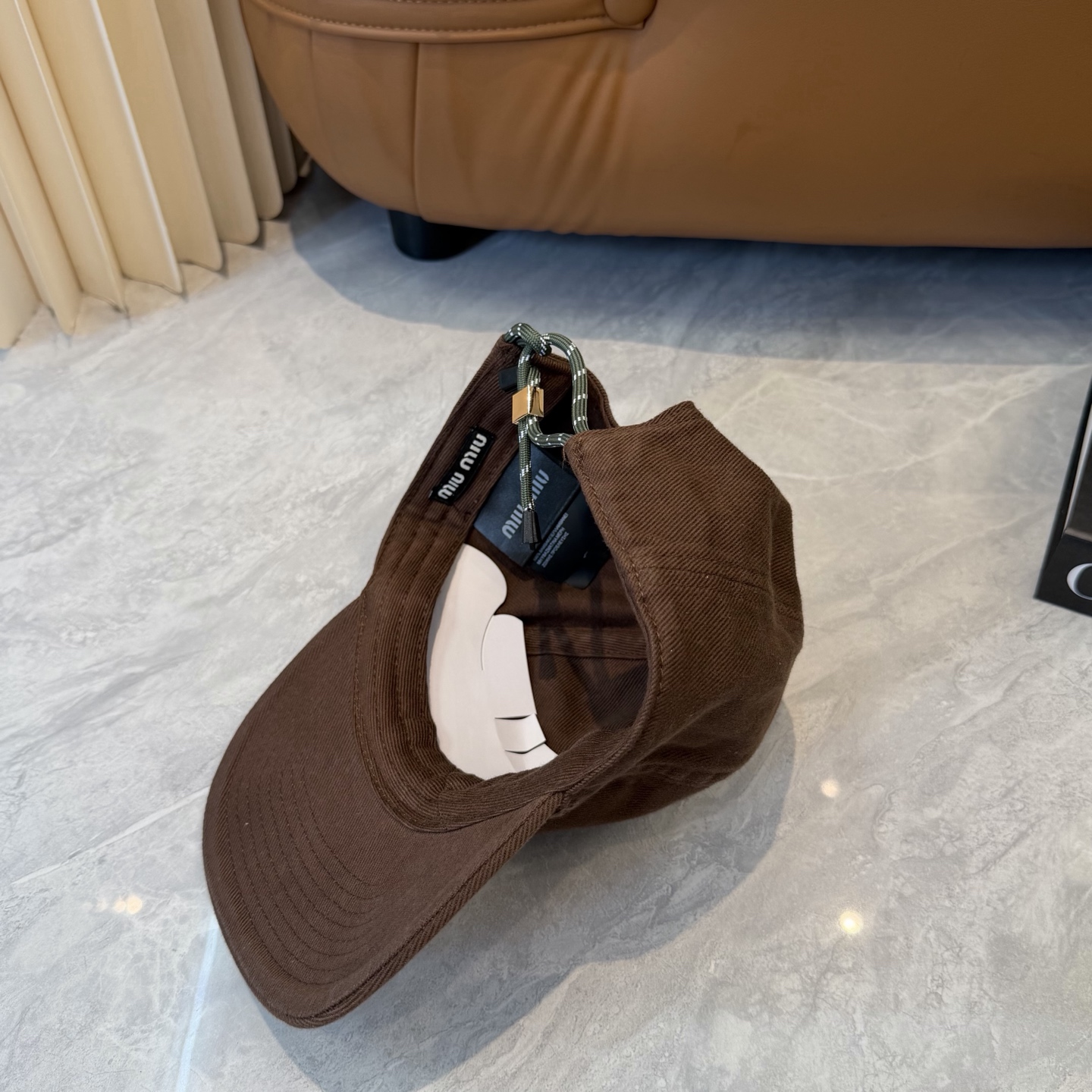 。MiuMiu缪缪帽子合集｜高版本多巴胺“彩色抽绳”经典的字母标低调又有辨识度，最绝的是彩色抽绳设计！红