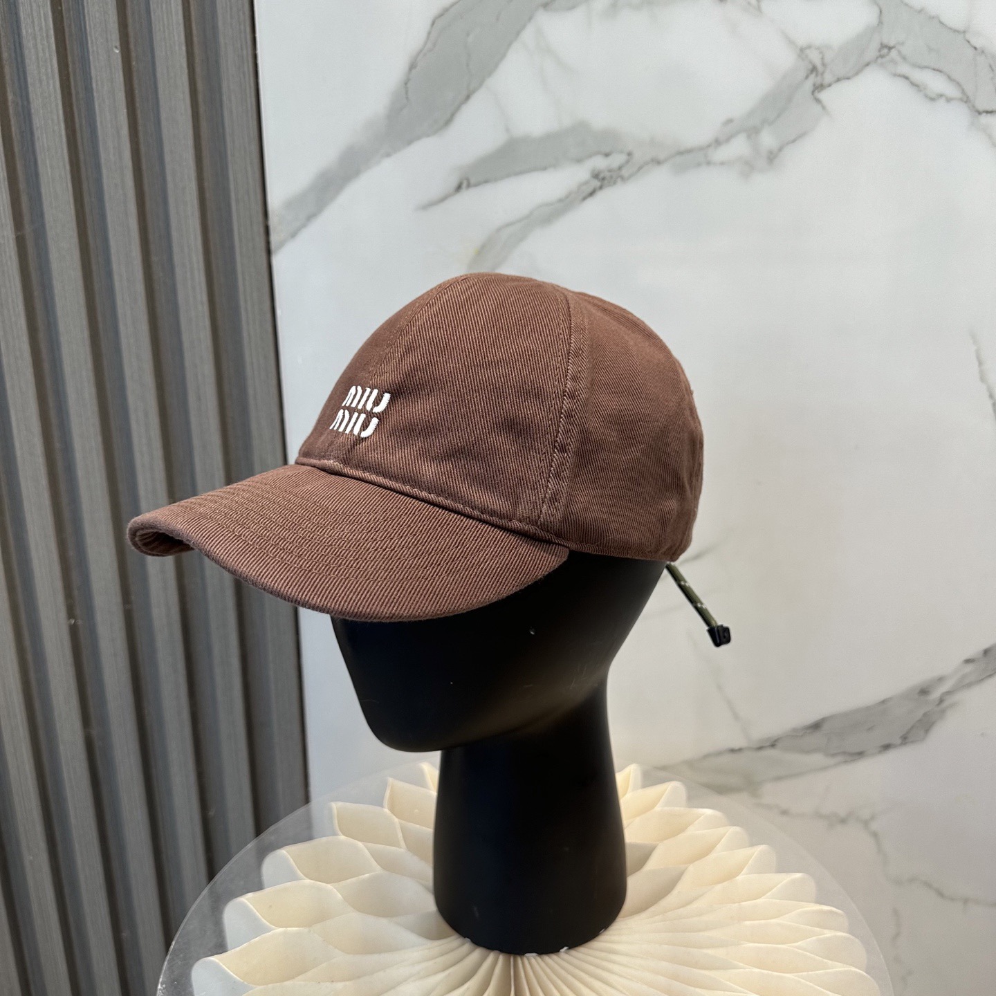 。MiuMiu缪缪帽子合集｜高版本多巴胺“彩色抽绳”经典的字母标低调又有辨识度，最绝的是彩色抽绳设计！红